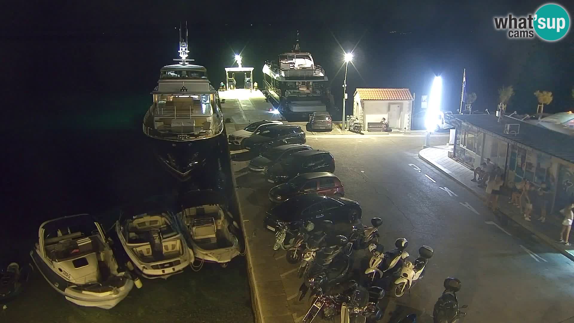 Spletna kamera Bol – Center mesta in marina v živo