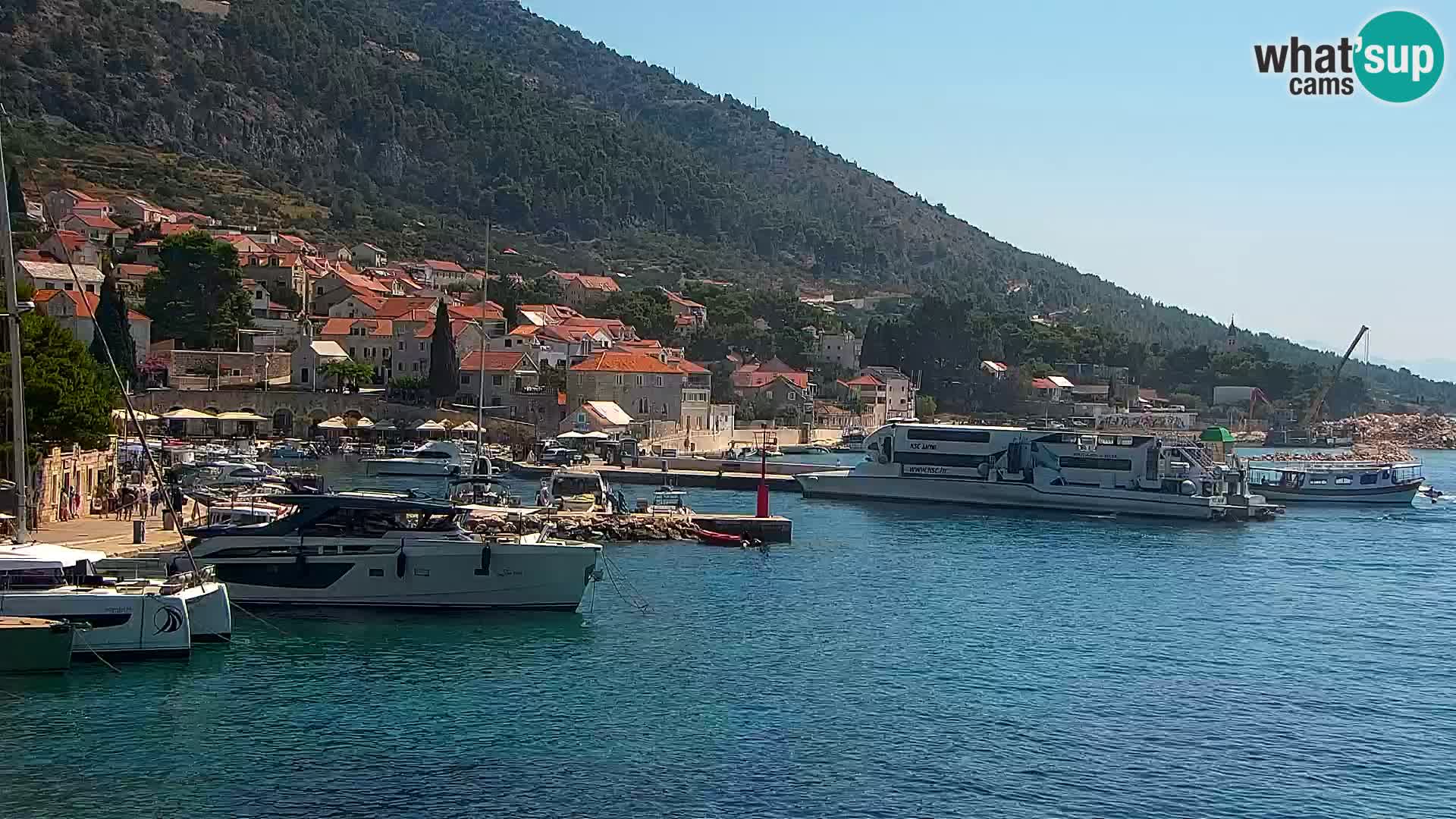 Spletna kamera Bol – Center mesta in marina v živo