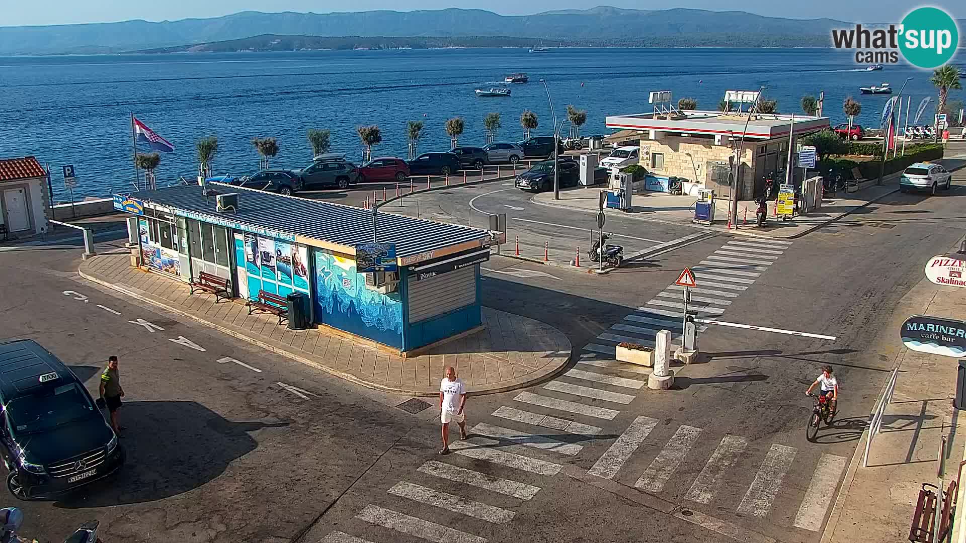 Spletna kamera Bol – Center mesta in marina v živo
