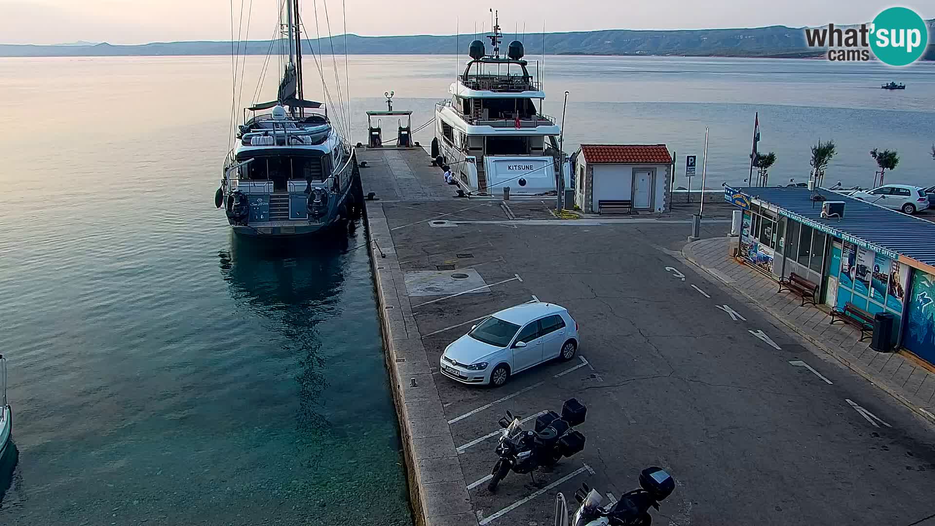 Web kamera Bol – Centar mjesta i marina | Pogled uživo