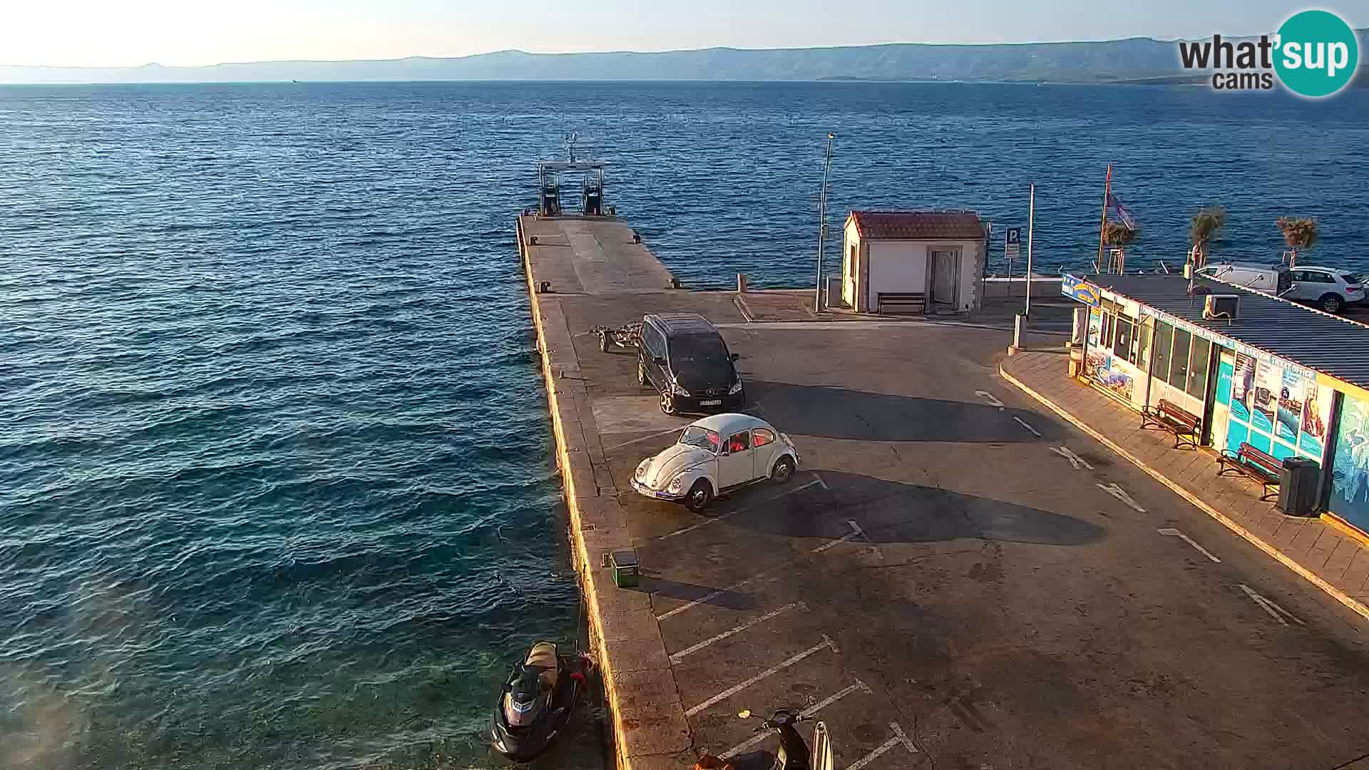 Spletna kamera Bol – Center mesta in marina v živo