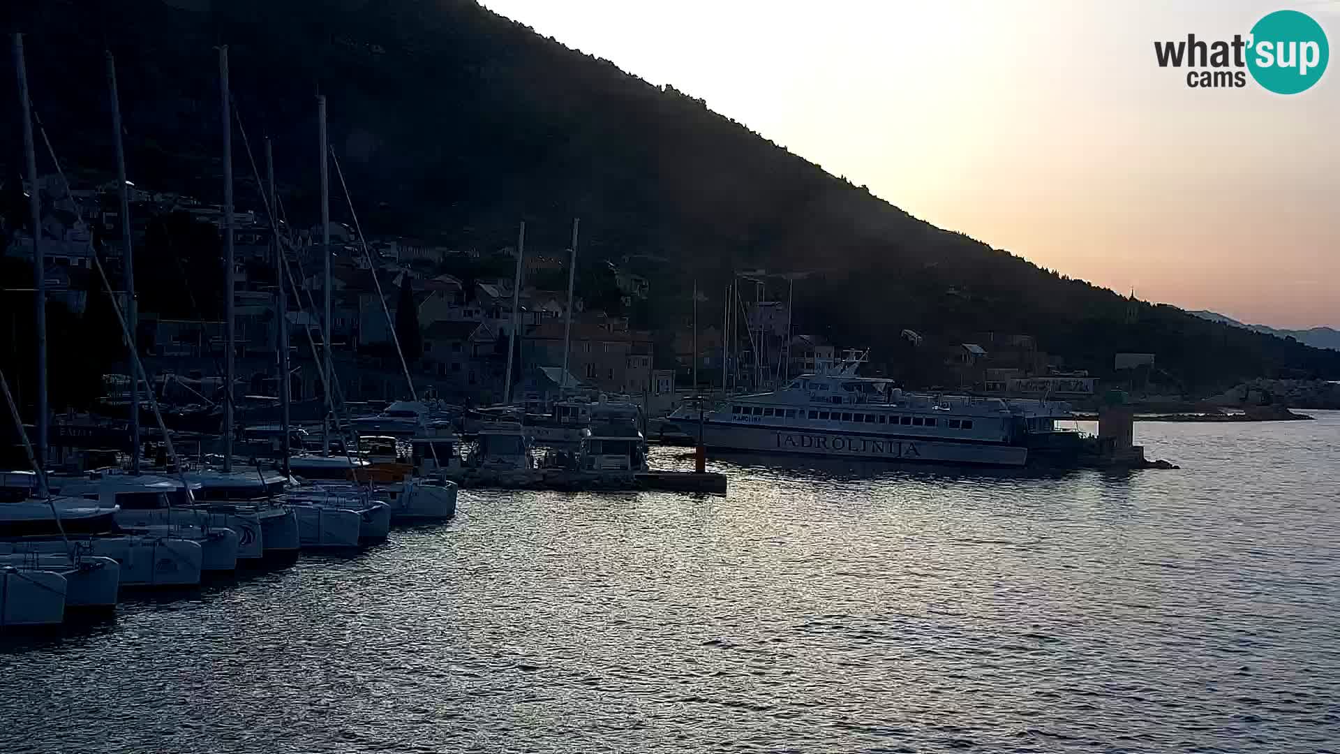 Webcam Bol Centro e Marina – Vista live dal porto di Bol
