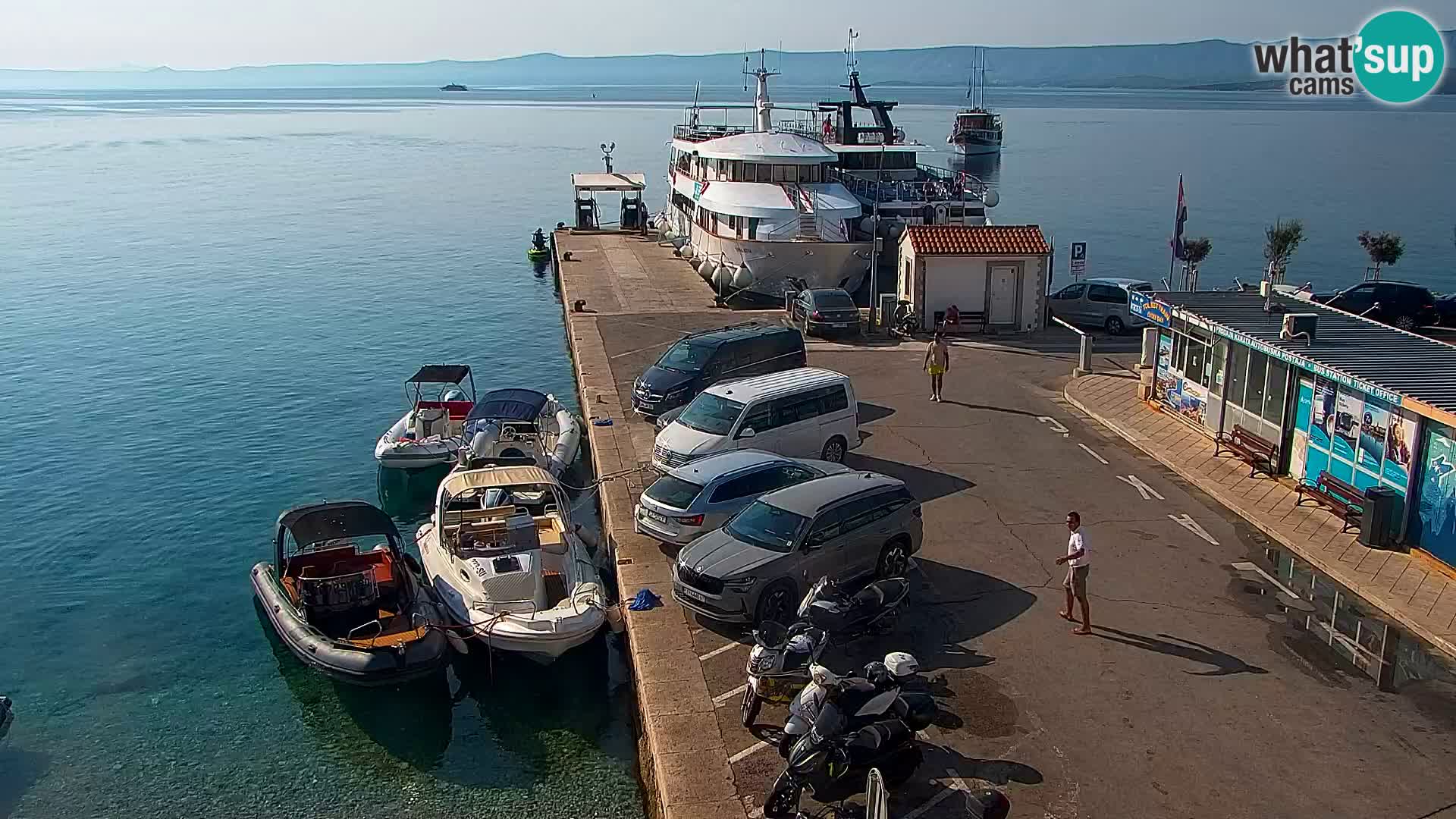 Spletna kamera Bol – Center mesta in marina v živo