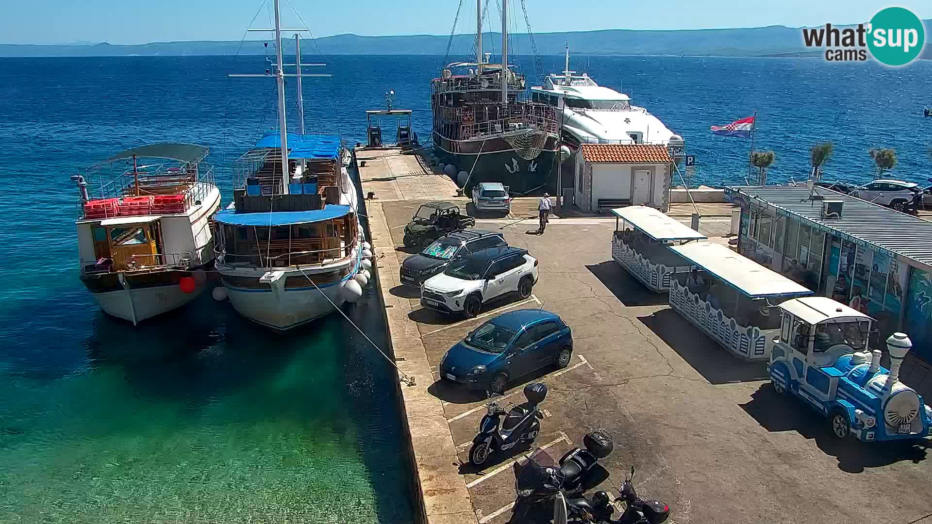 Web kamera Bol – Centar mjesta i marina | Pogled uživo
