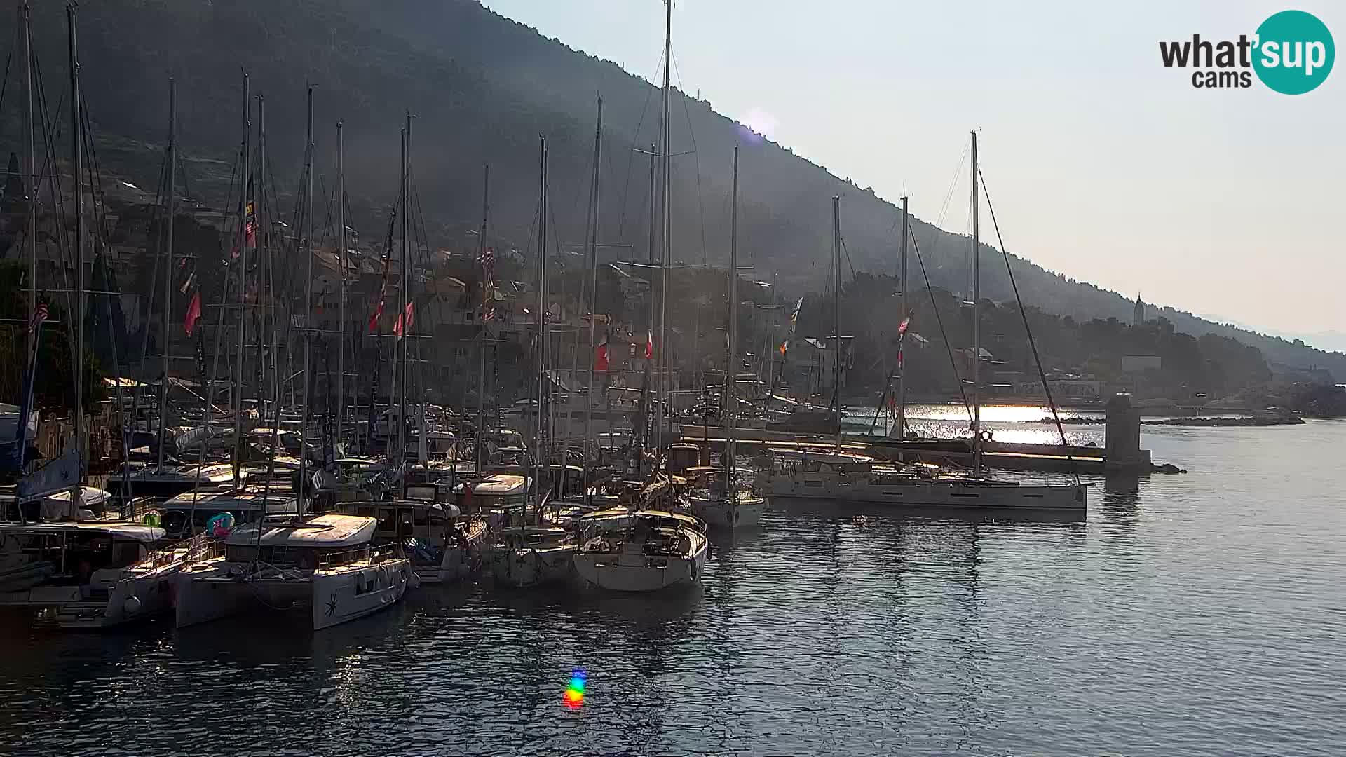 Spletna kamera Bol – Center mesta in marina v živo