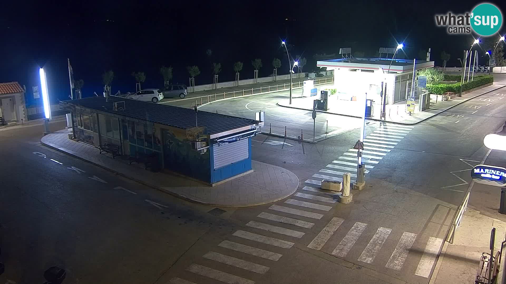 Spletna kamera Bol – Center mesta in marina v živo