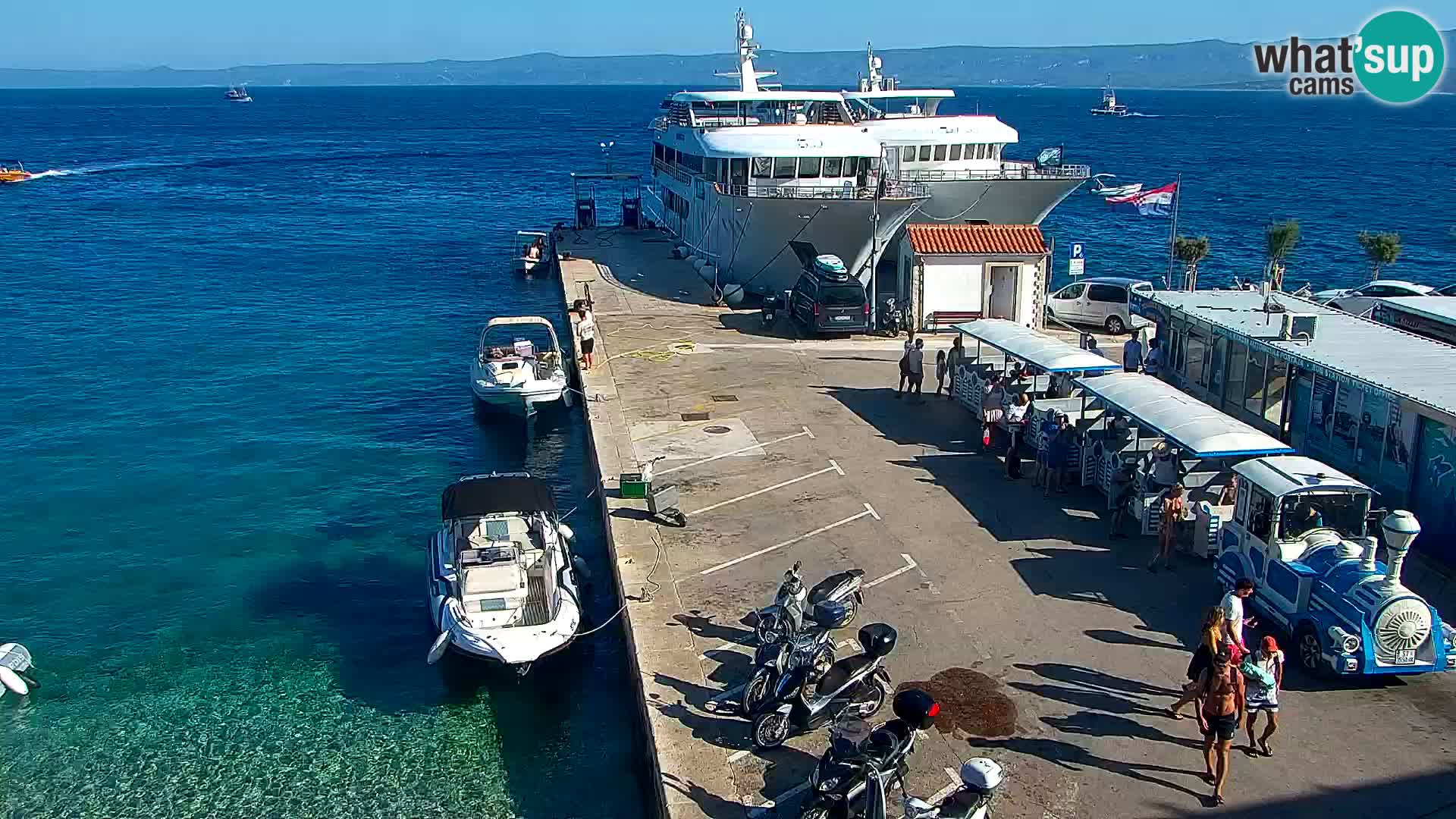 Web kamera Bol – Centar mjesta i marina | Pogled uživo