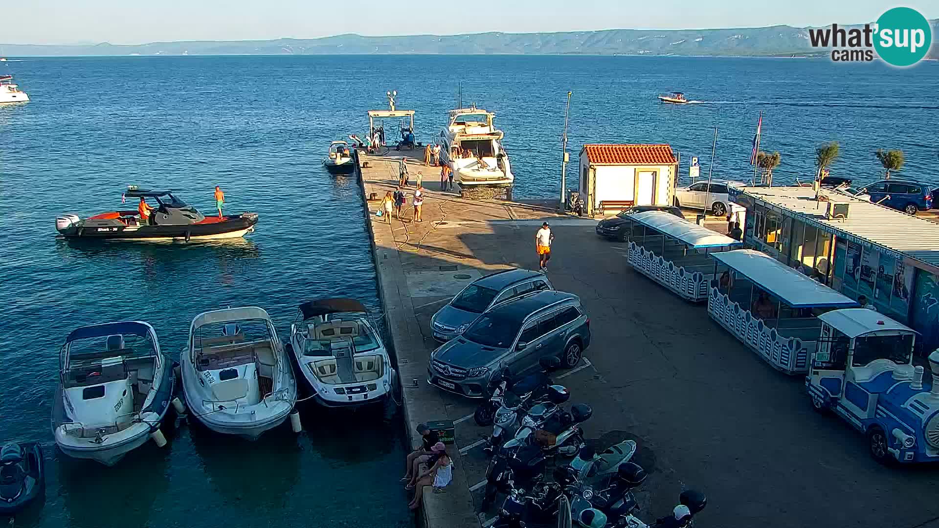 Spletna kamera Bol – Center mesta in marina v živo