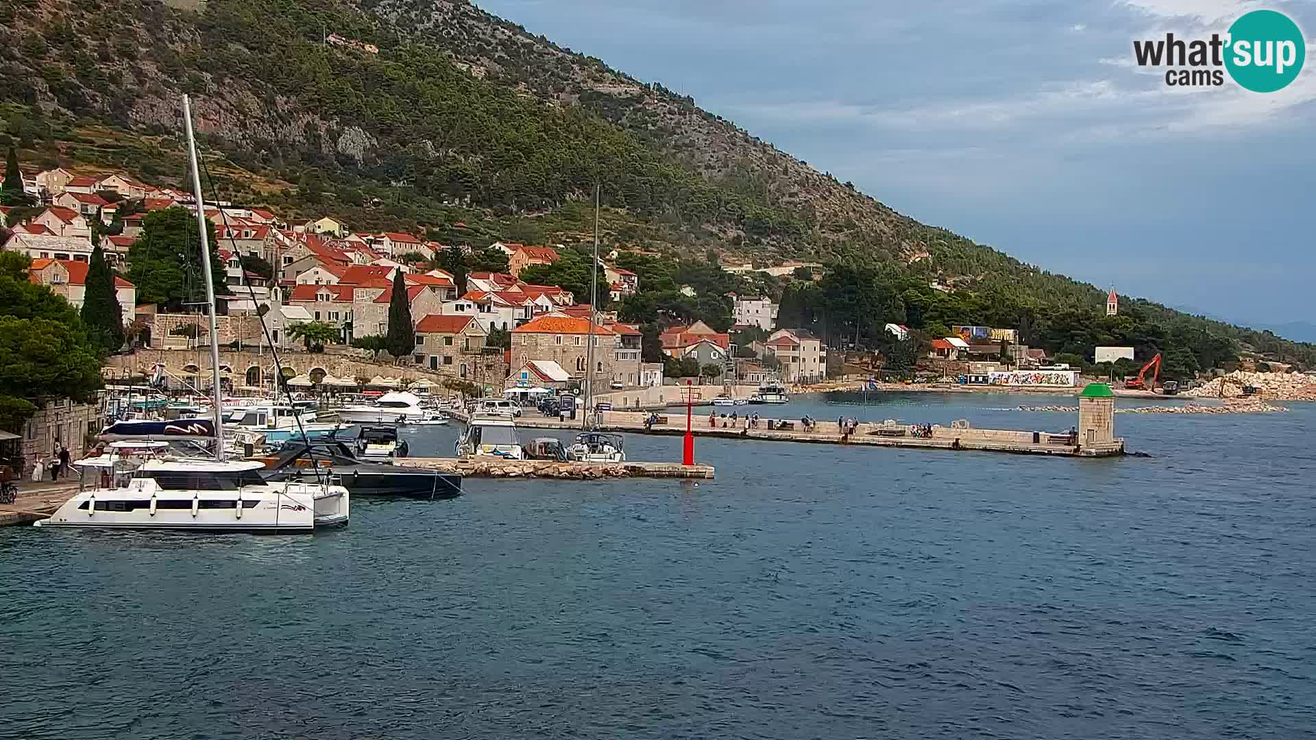 Web kamera Bol – Centar mjesta i marina | Pogled uživo