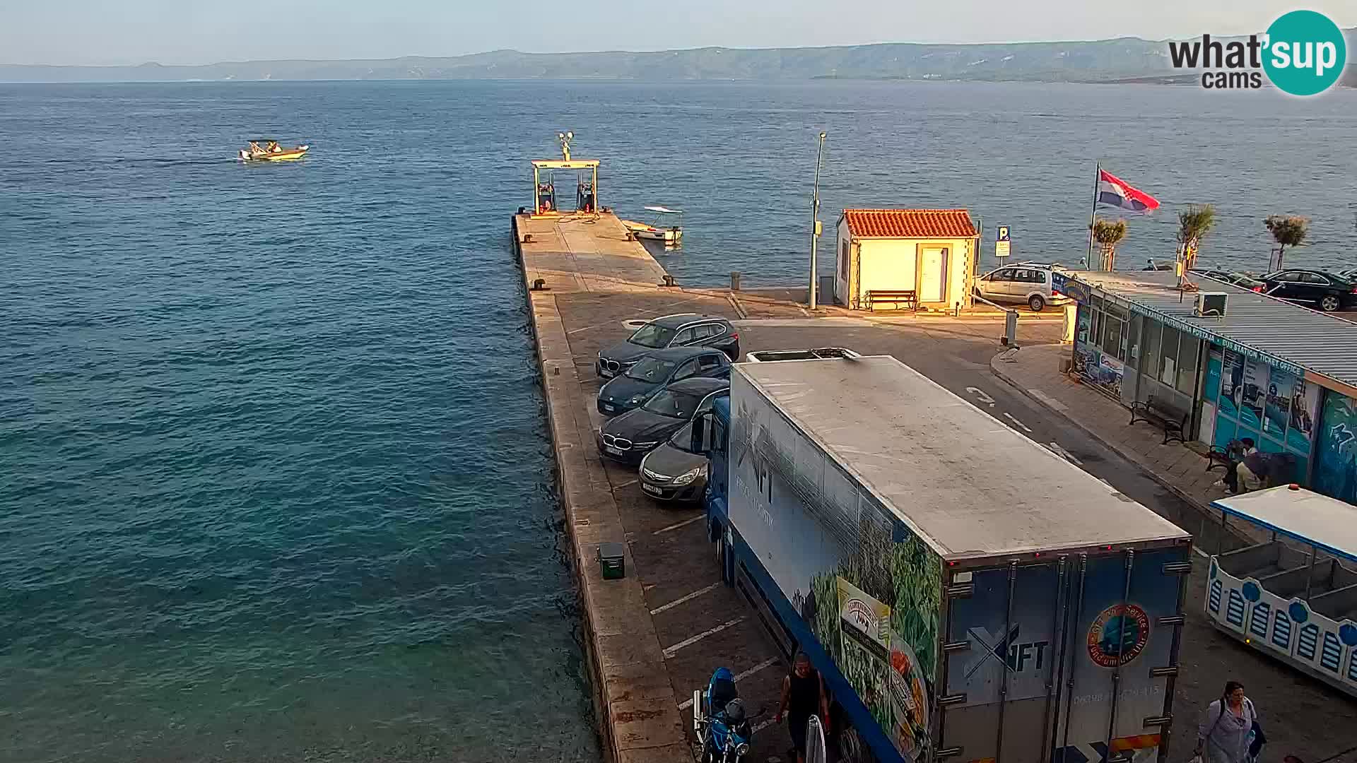 Web kamera Bol – Centar mjesta i marina | Pogled uživo