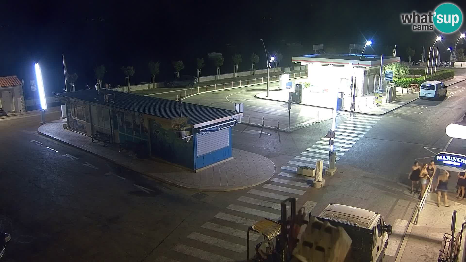 Spletna kamera Bol – Center mesta in marina v živo