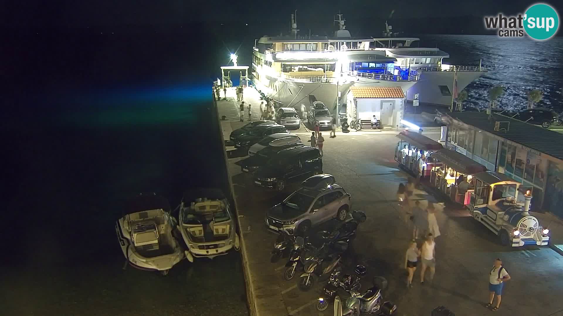 Spletna kamera Bol – Center mesta in marina v živo