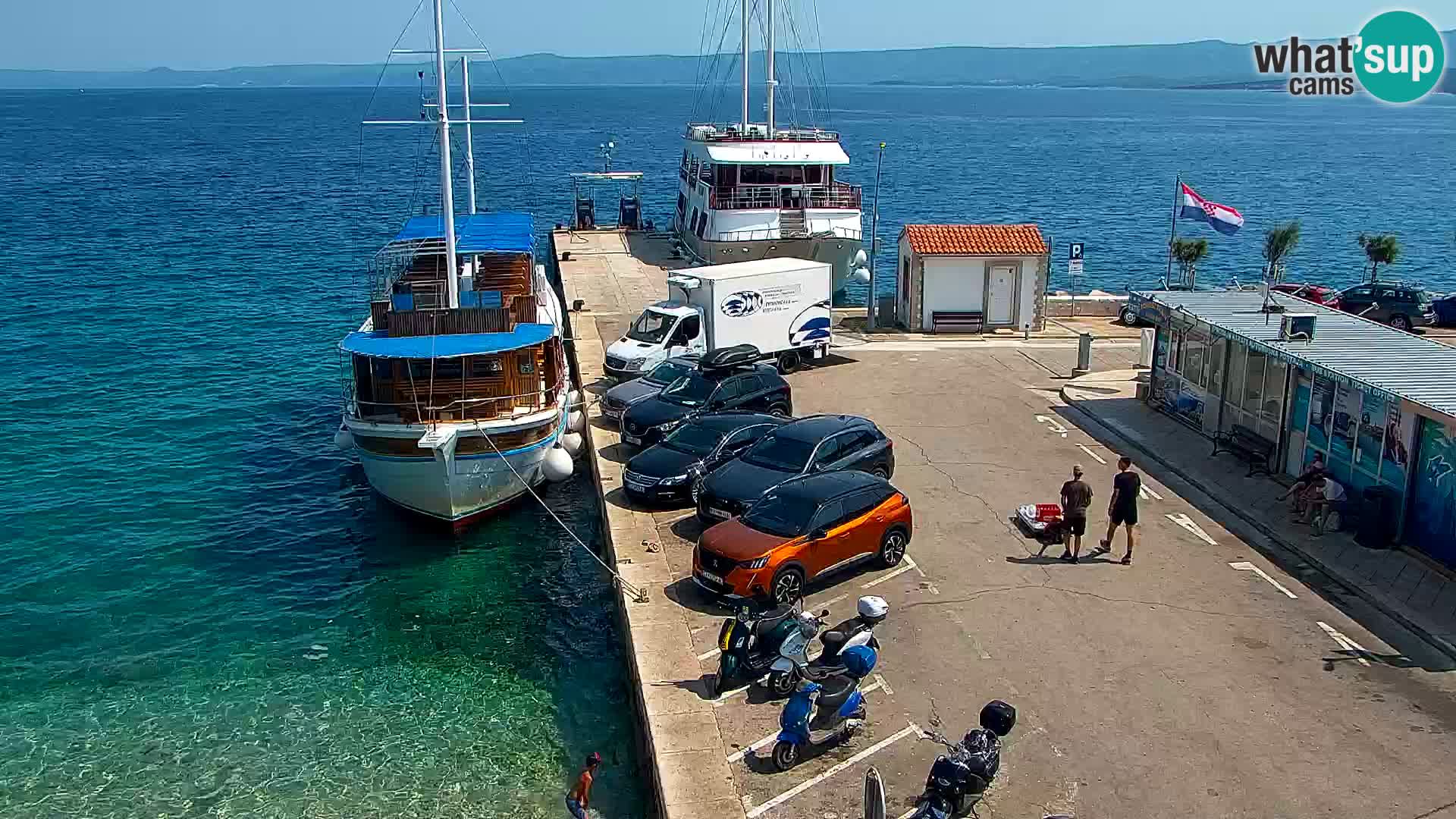 Web kamera Bol – Centar mjesta i marina | Pogled uživo