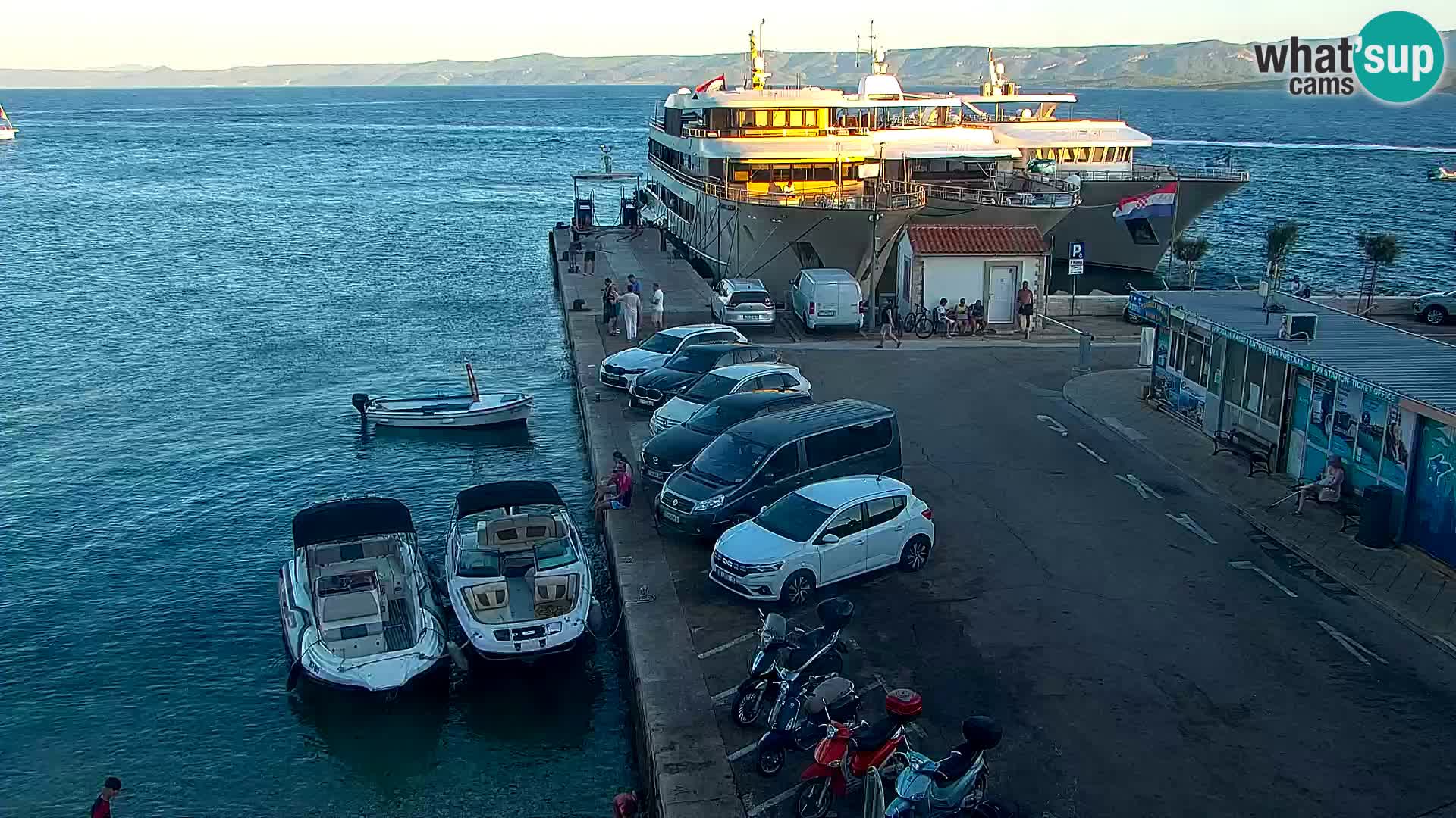 Spletna kamera Bol – Center mesta in marina v živo