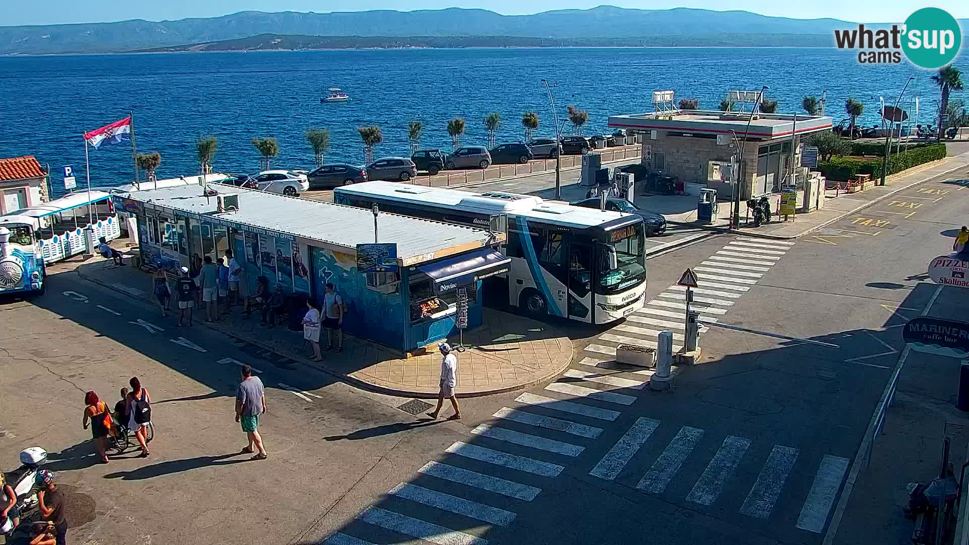 Spletna kamera Bol – Center mesta in marina v živo