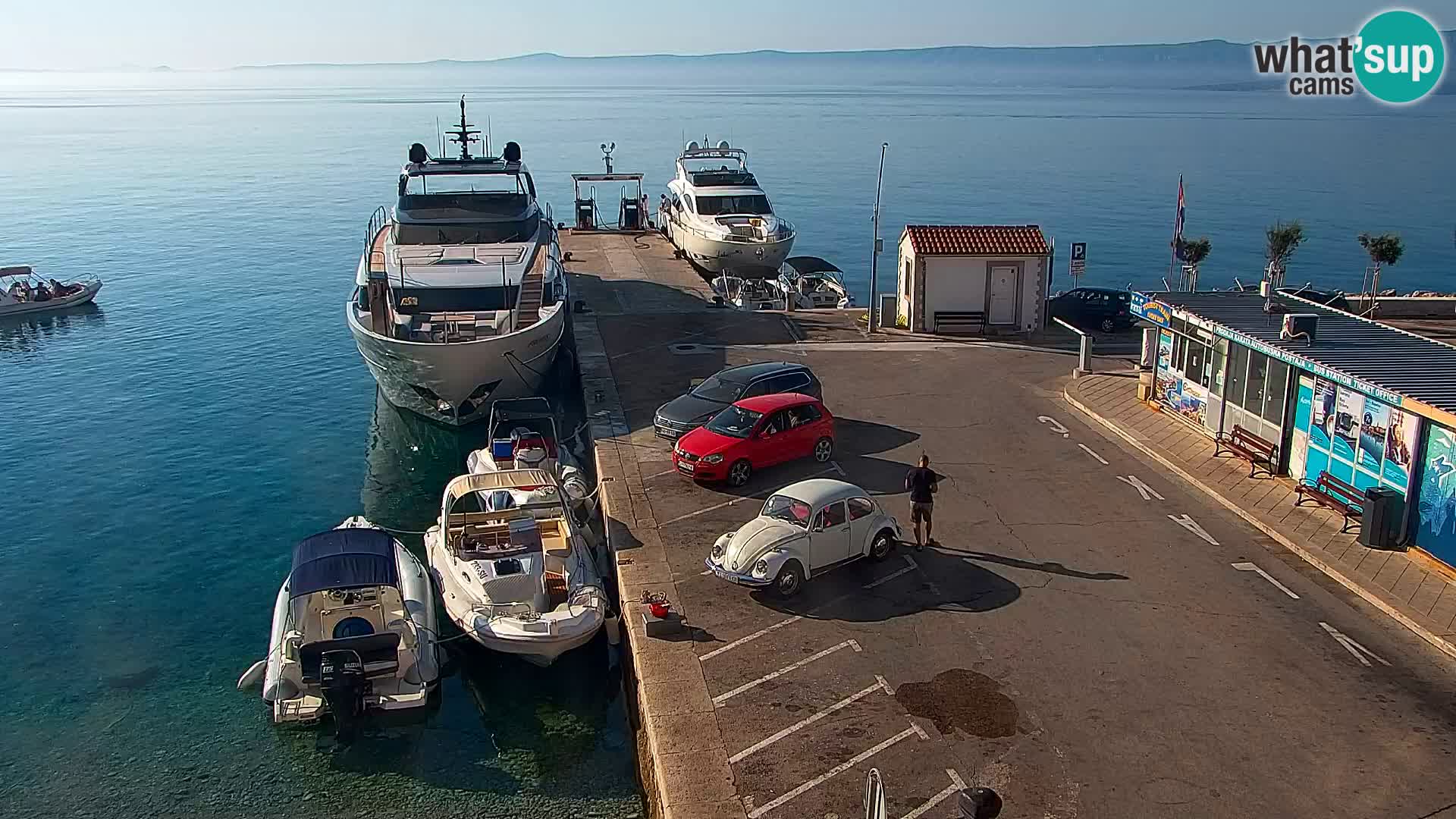 Web kamera Bol – Centar mjesta i marina | Pogled uživo