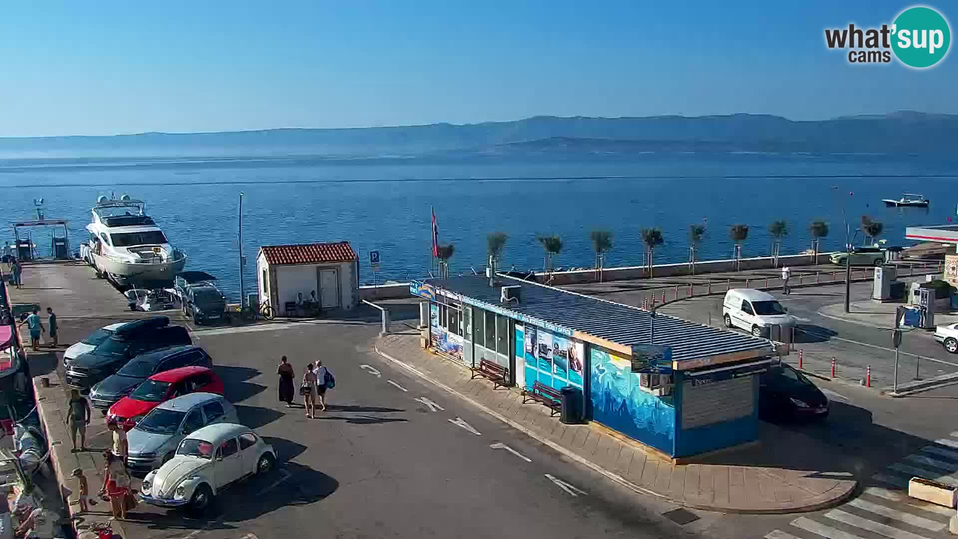 Spletna kamera Bol – Center mesta in marina v živo