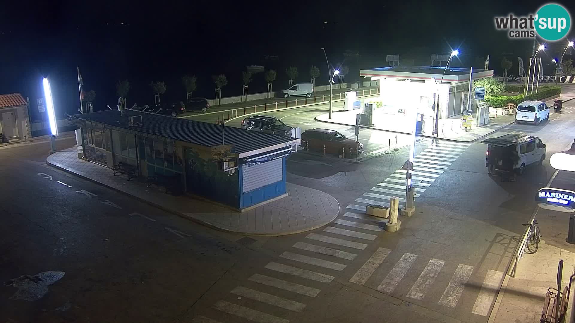 Spletna kamera Bol – Center mesta in marina v živo