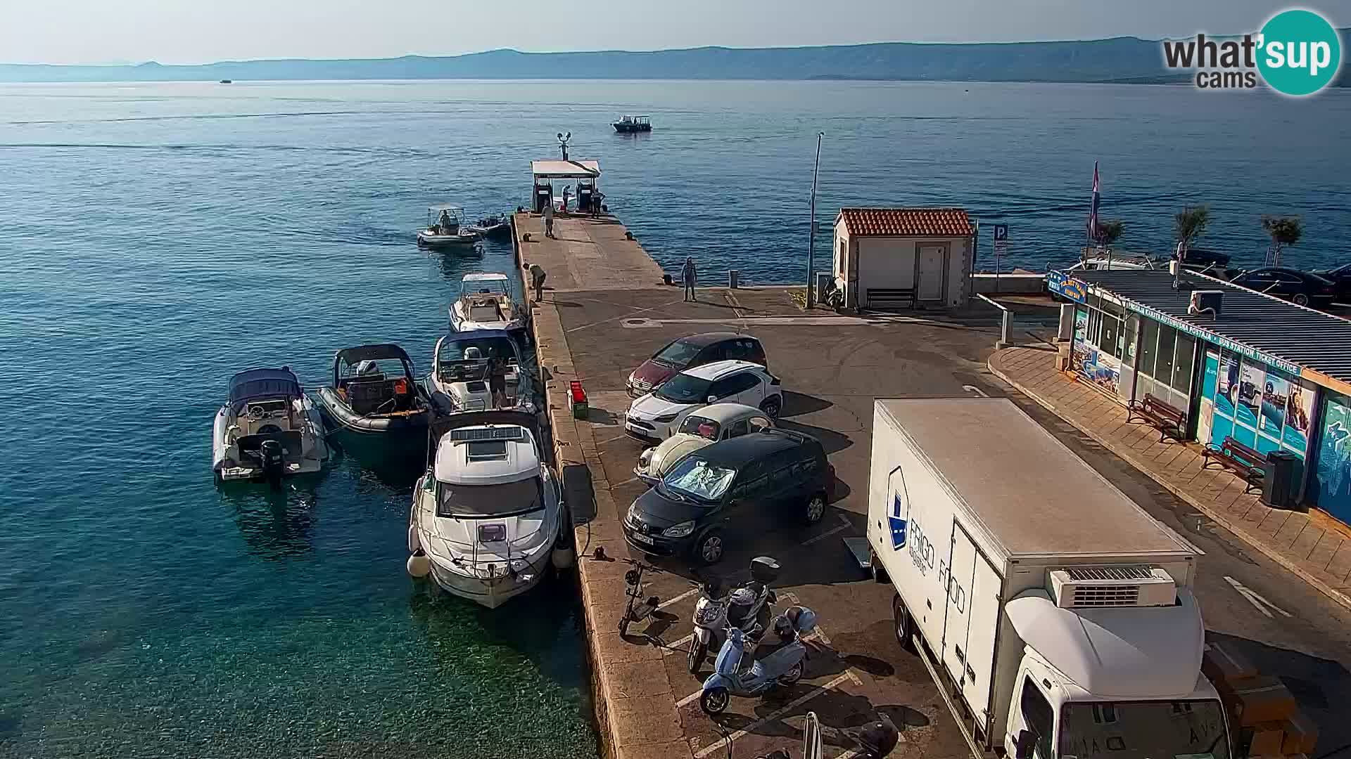 Web kamera Bol – Centar mjesta i marina | Pogled uživo
