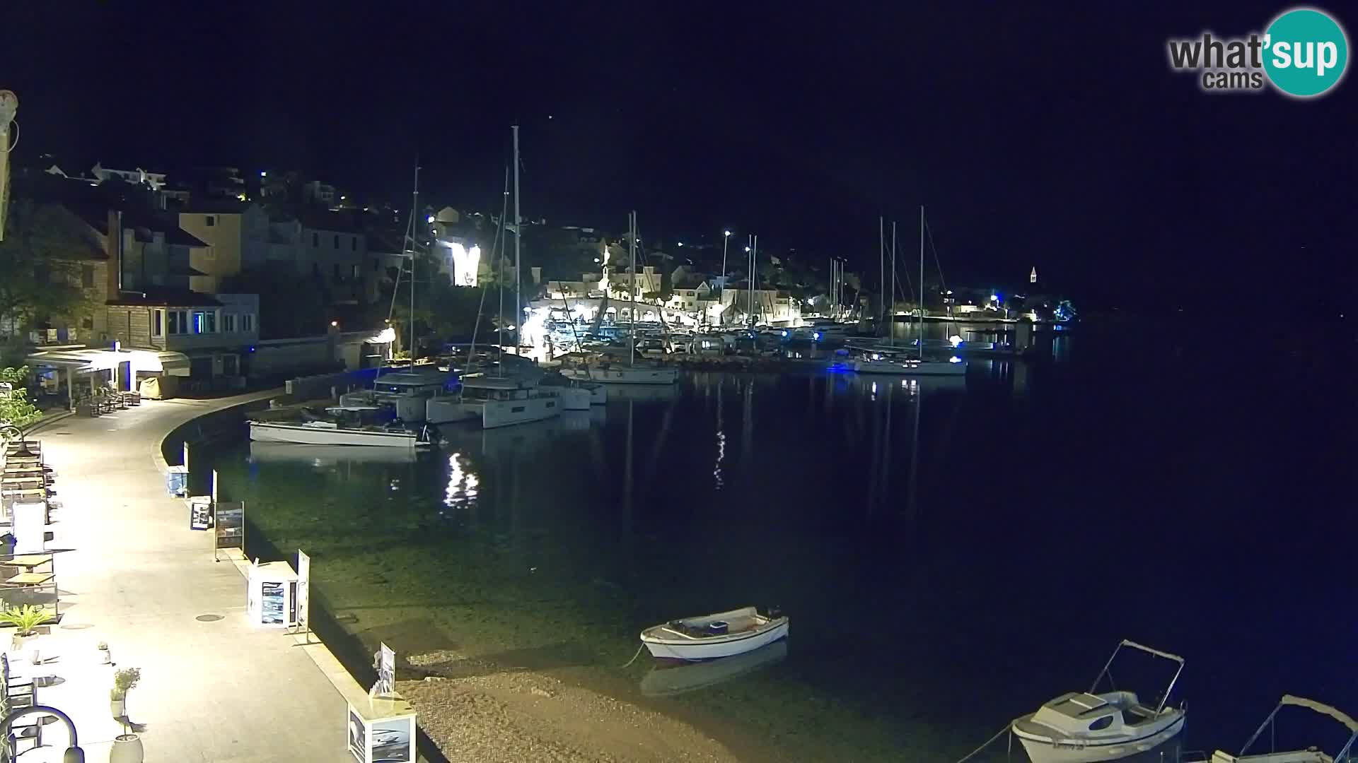 Spletna kamera Bol – Center mesta in marina v živo