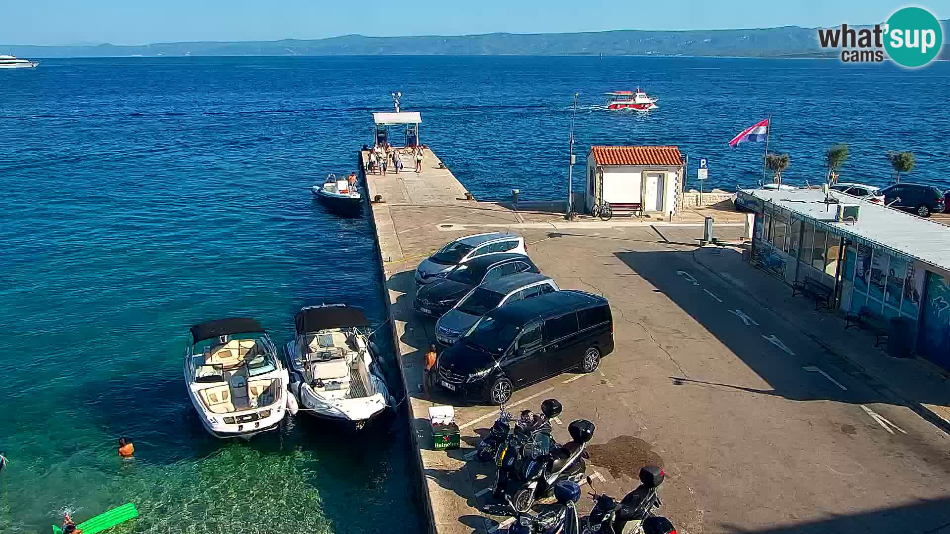 Spletna kamera Bol – Center mesta in marina v živo