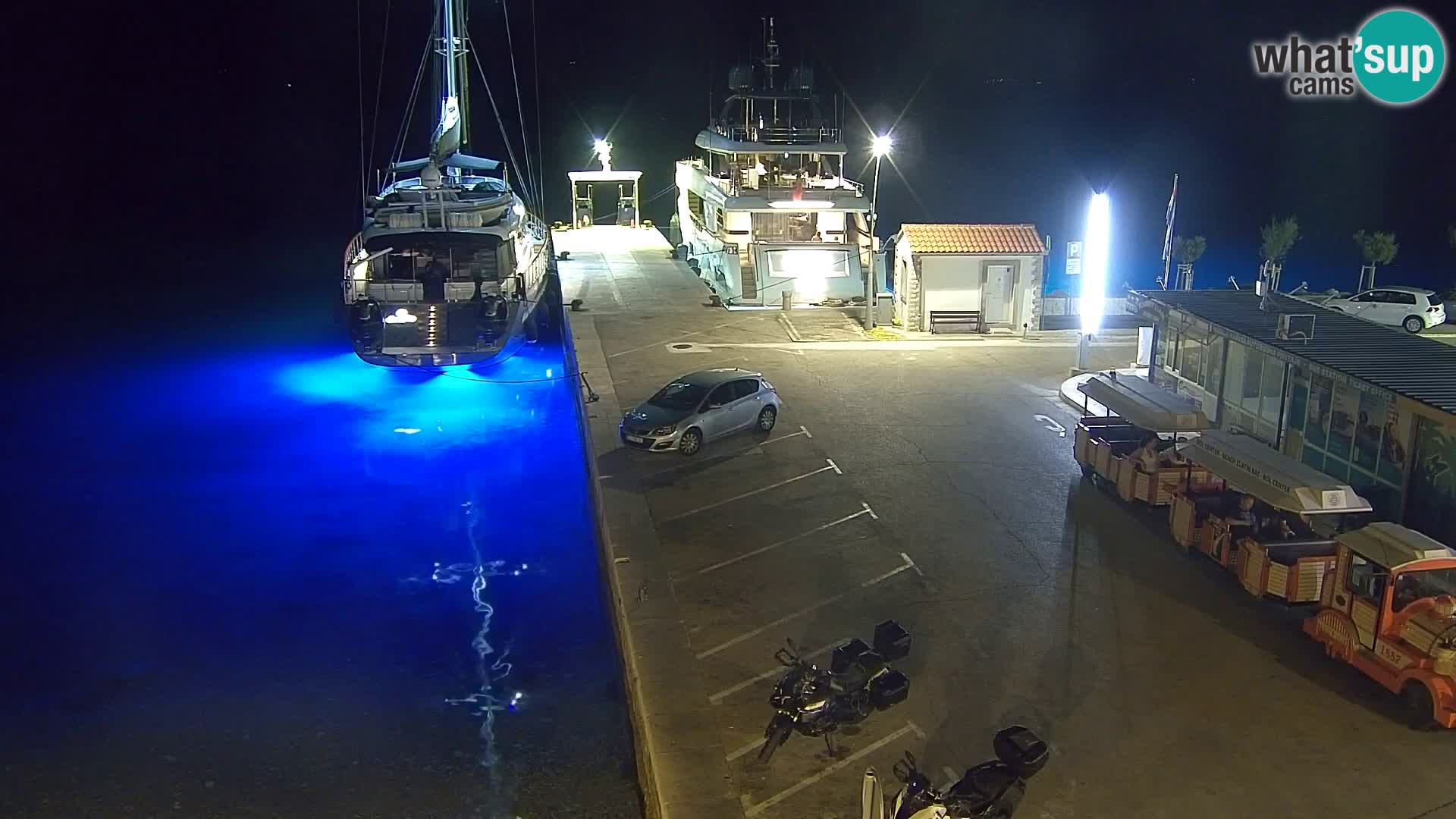 Webcam Bol Centro e Marina – Vista live dal porto di Bol