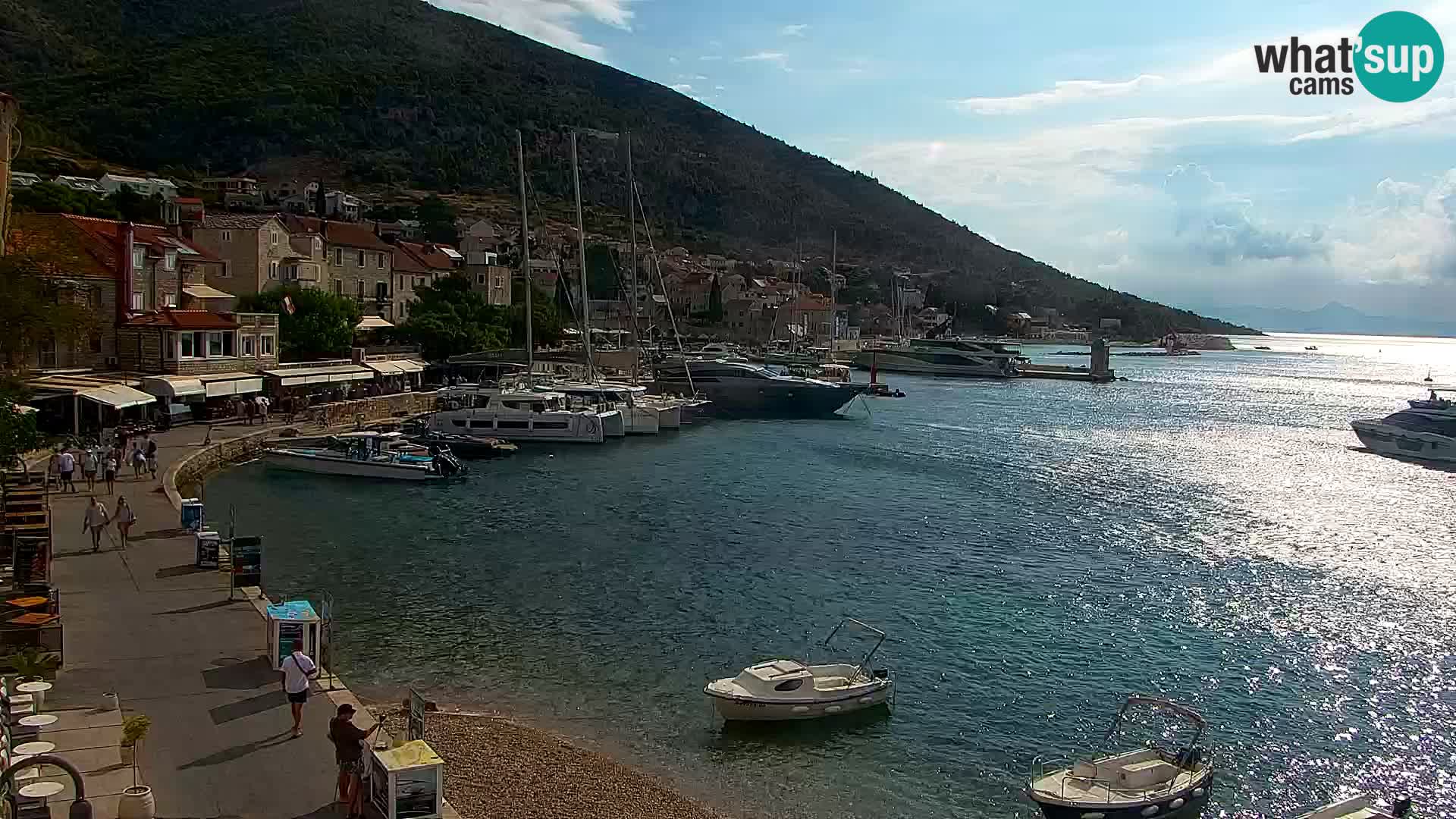 Web kamera Bol – Centar mjesta i marina | Pogled uživo