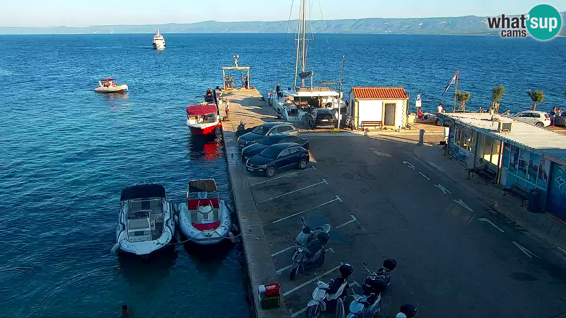 Web kamera Bol – Centar mjesta i marina | Pogled uživo