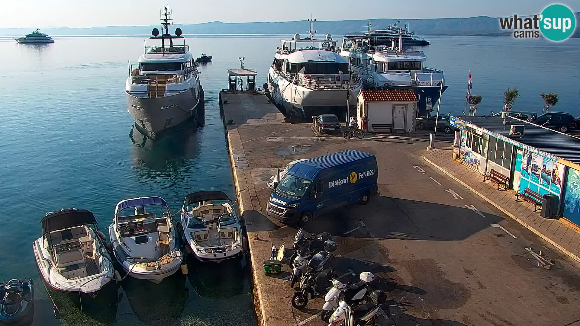 Spletna kamera Bol – Center mesta in marina v živo