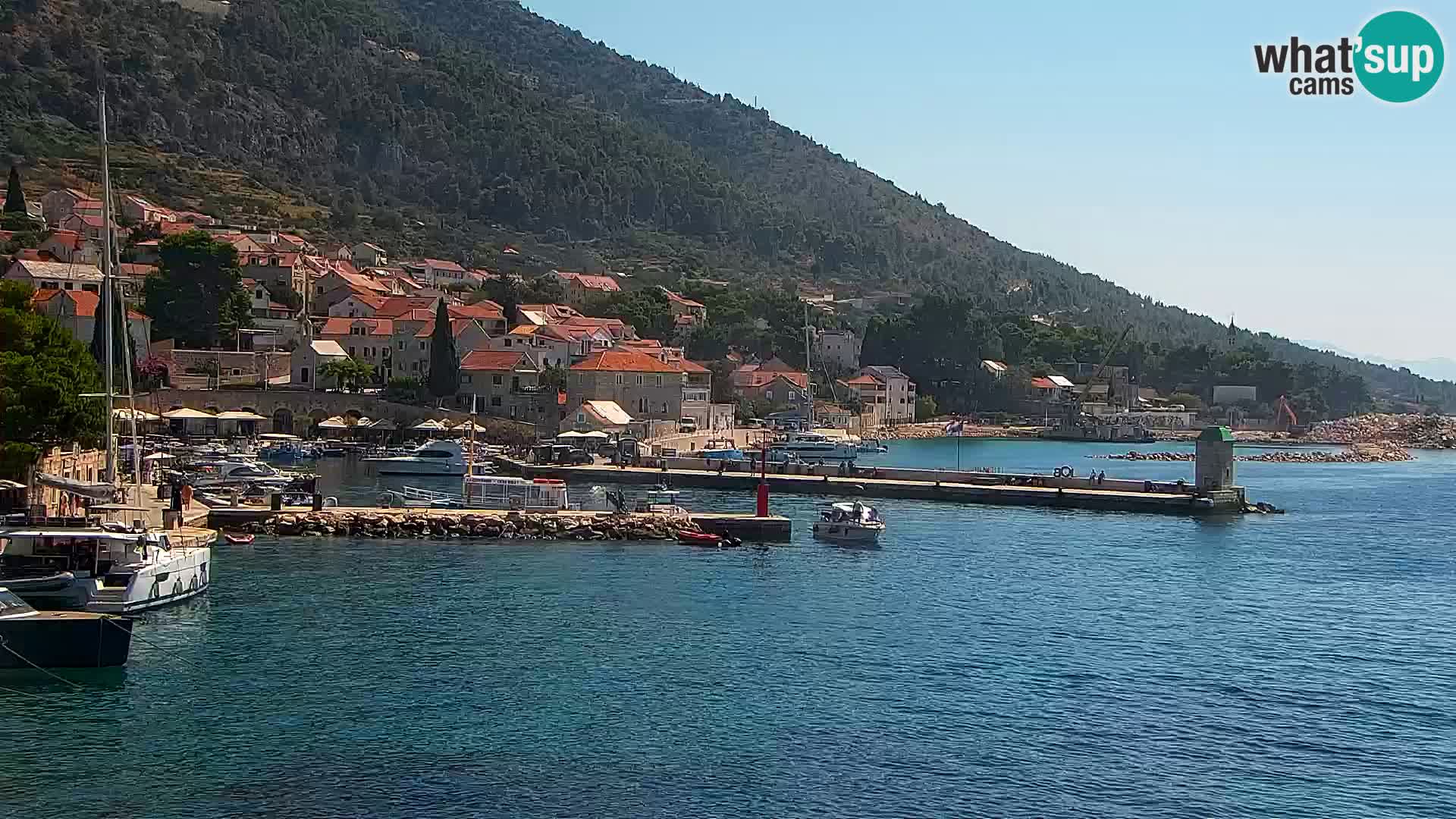 Spletna kamera Bol – Center mesta in marina v živo