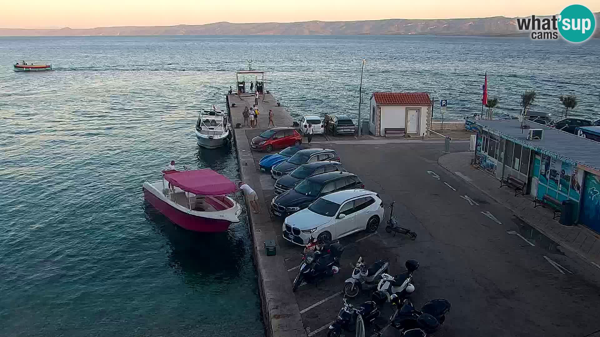 Spletna kamera Bol – Center mesta in marina v živo