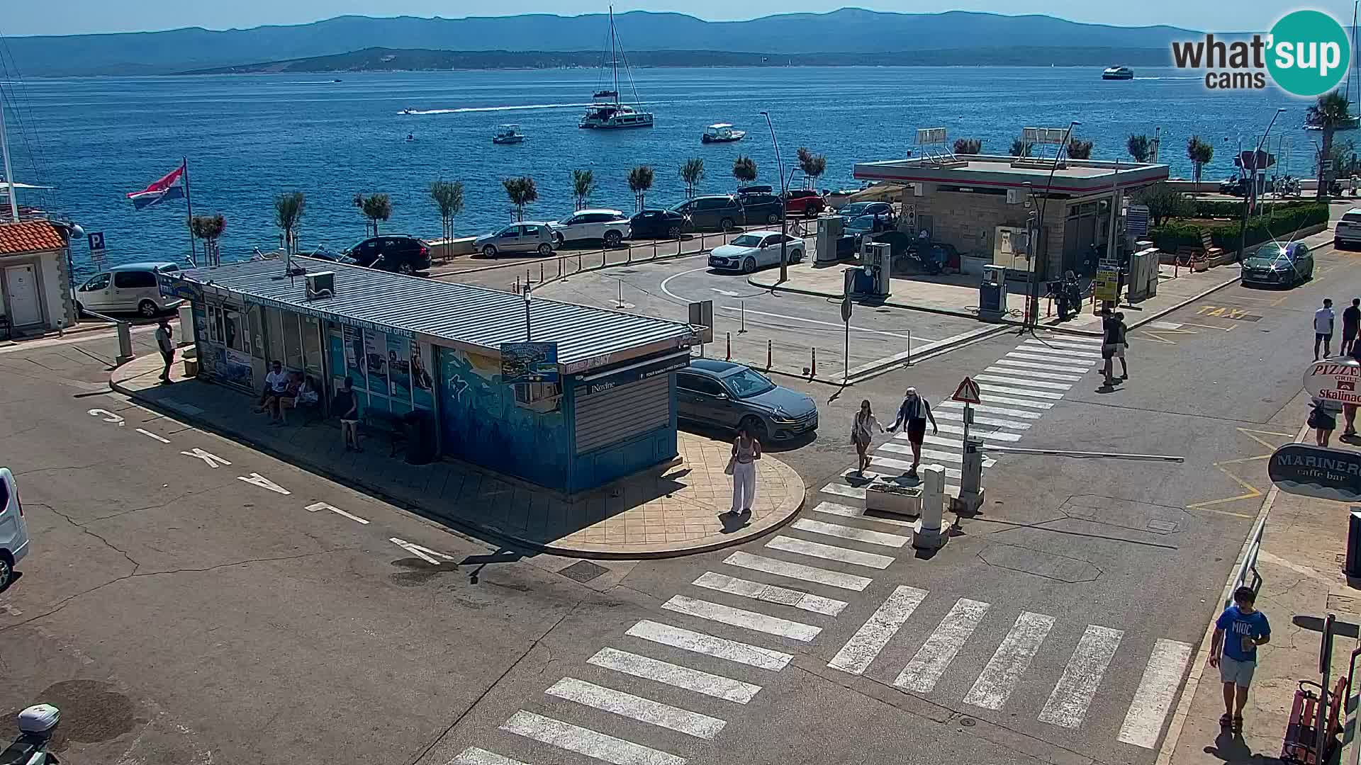 Spletna kamera Bol – Center mesta in marina v živo