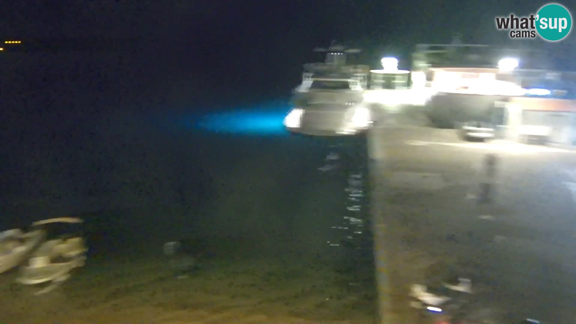Spletna kamera Bol – Center mesta in marina v živo