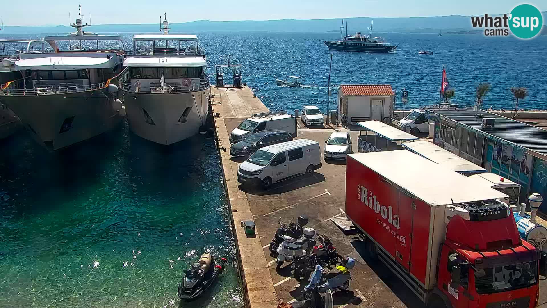 Web kamera Bol – Centar mjesta i marina | Pogled uživo