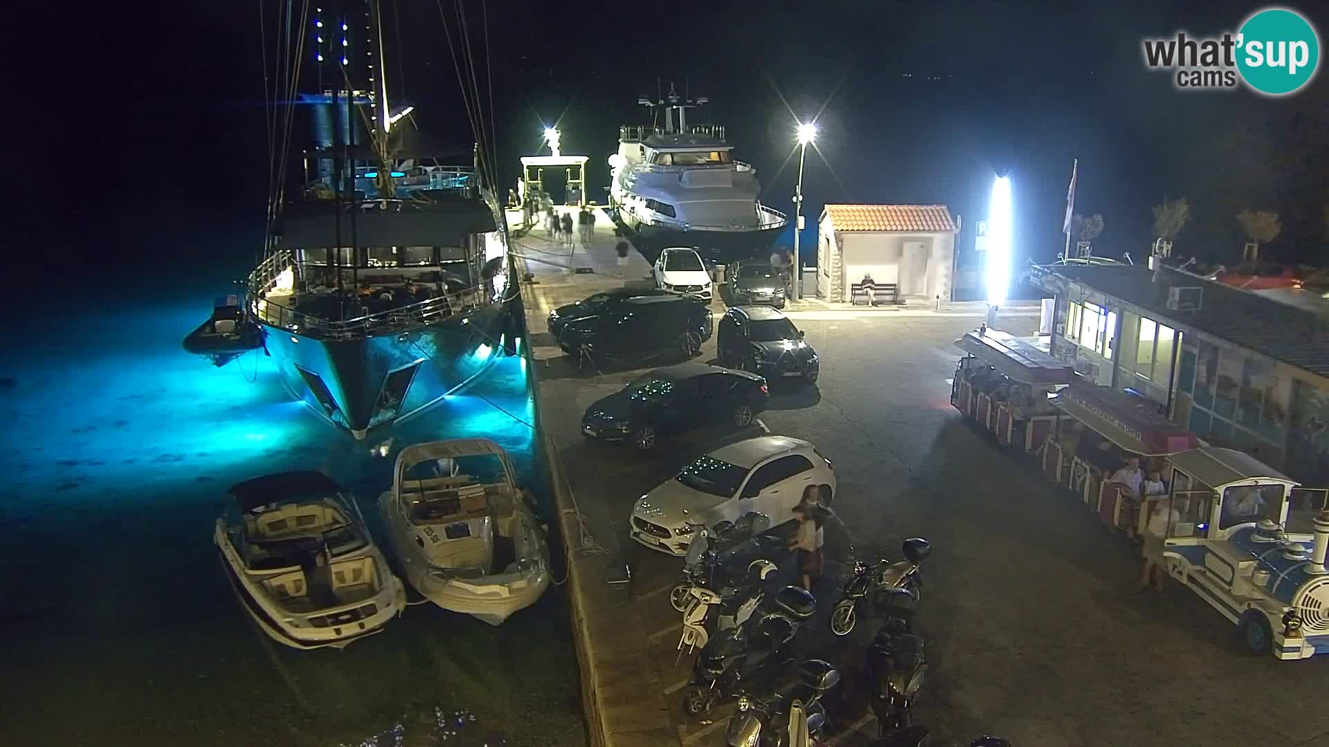 Spletna kamera Bol – Center mesta in marina v živo