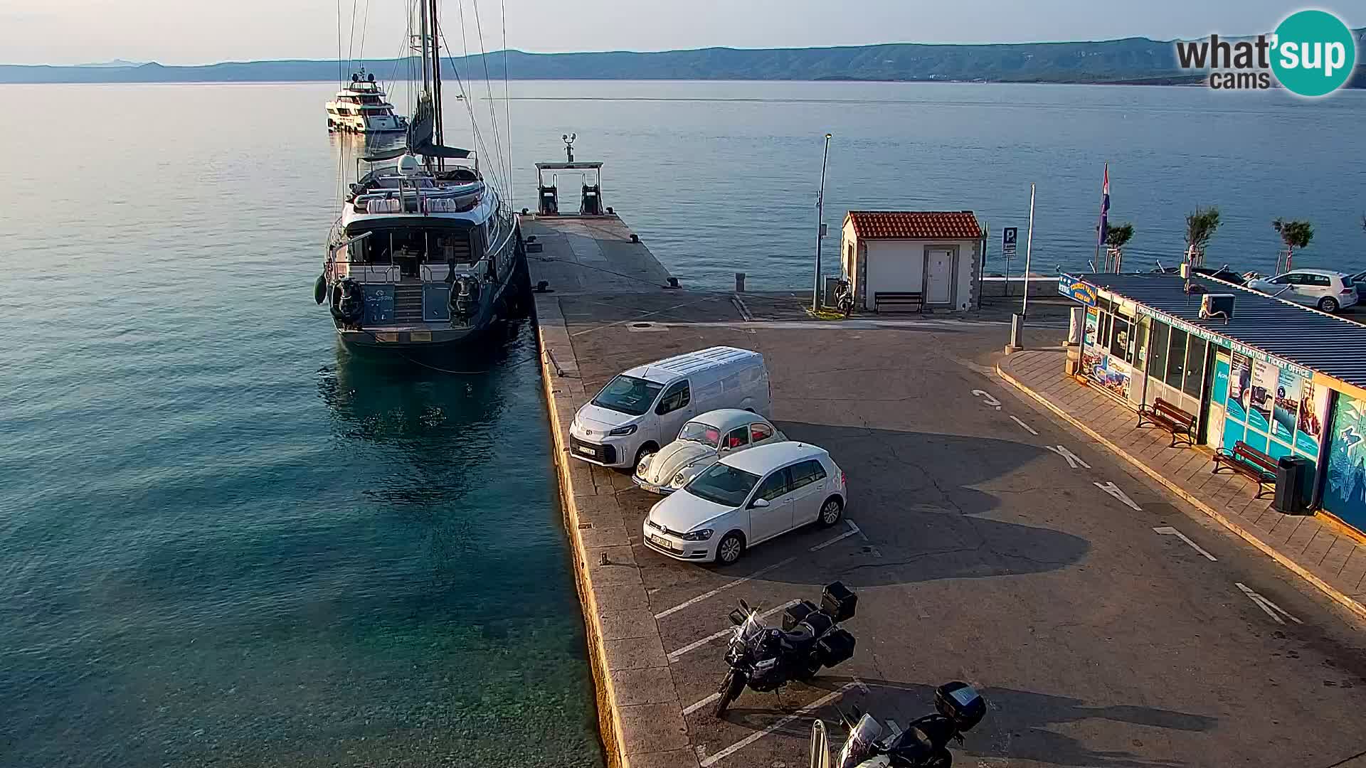 Webcam Bol Centro e Marina – Vista live dal porto di Bol