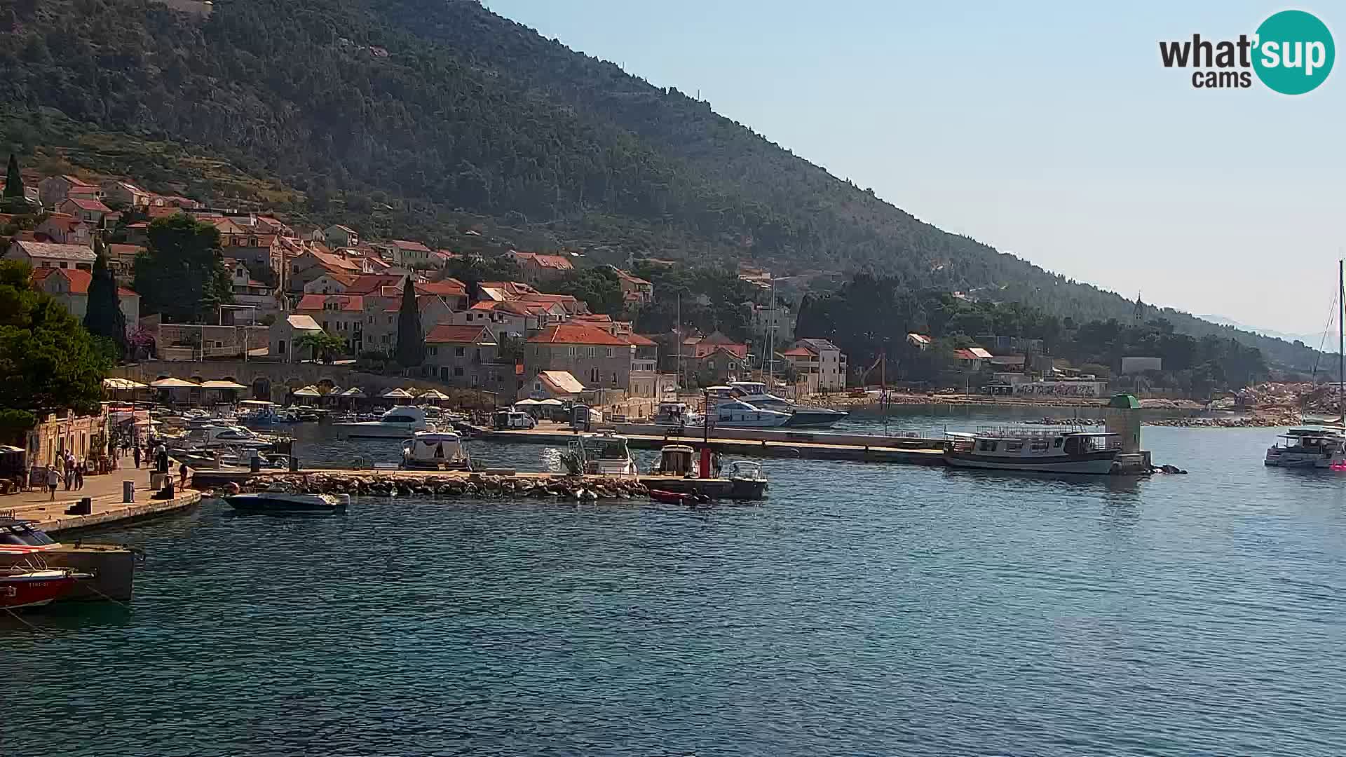 Web kamera Bol – Centar mjesta i marina | Pogled uživo