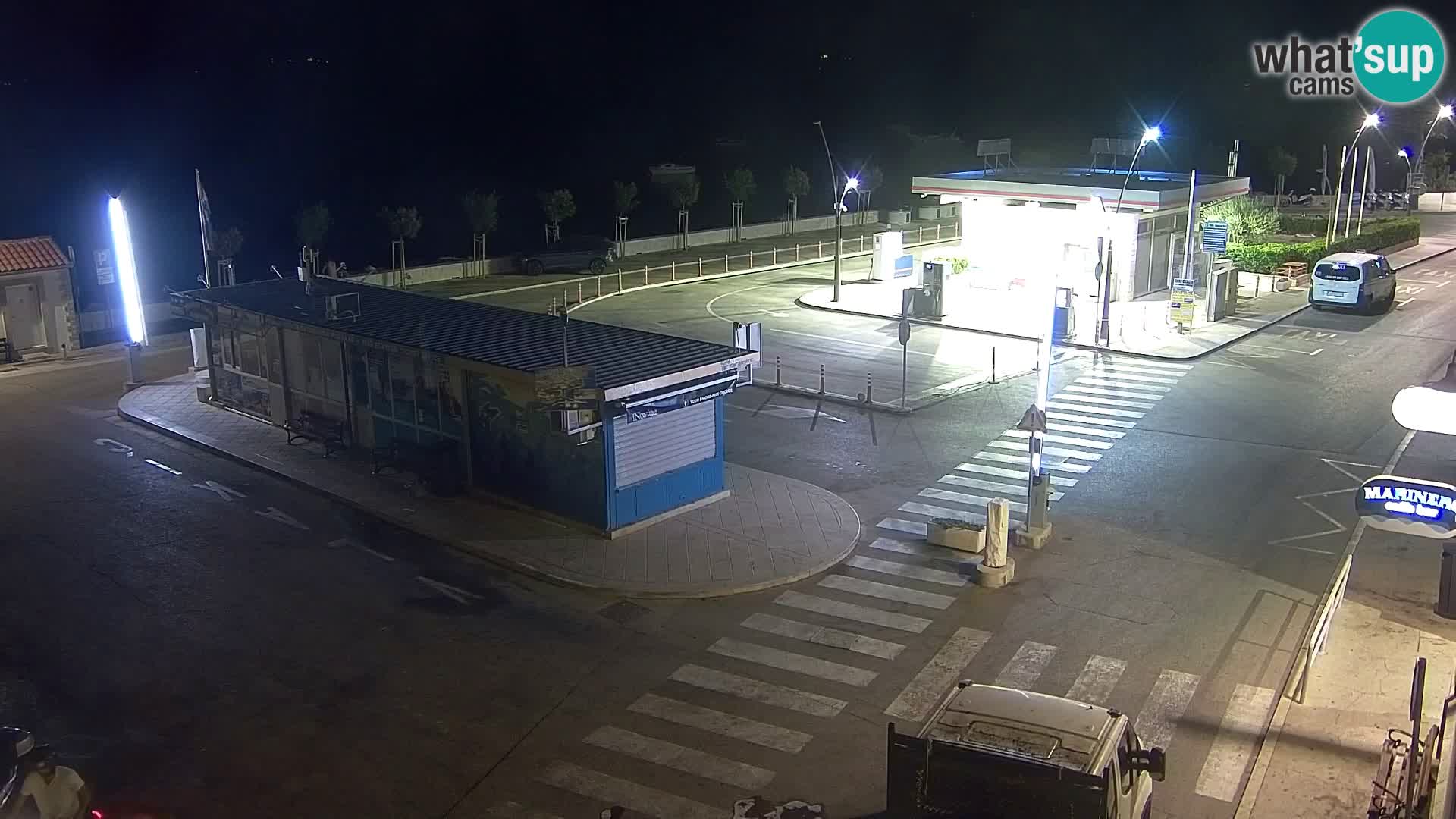 Spletna kamera Bol – Center mesta in marina v živo