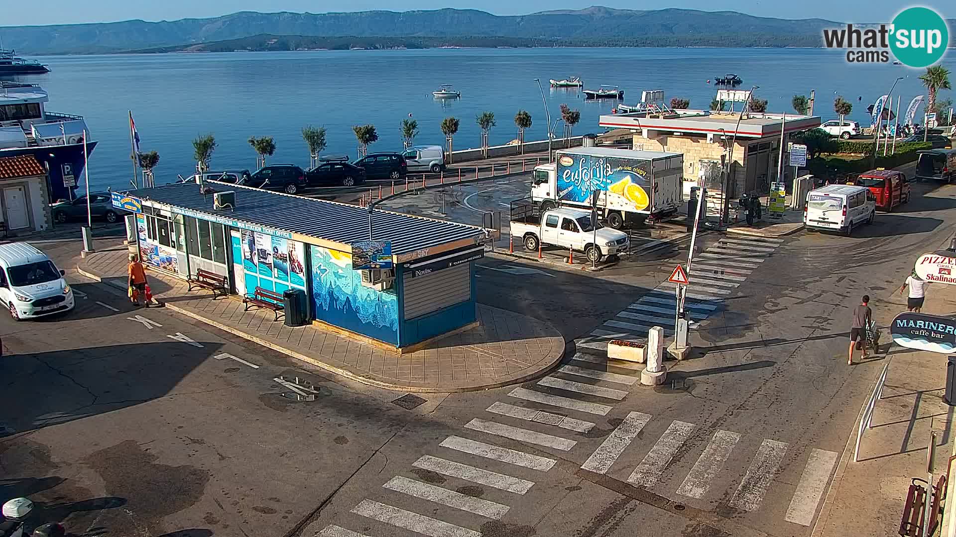 Spletna kamera Bol – Center mesta in marina v živo