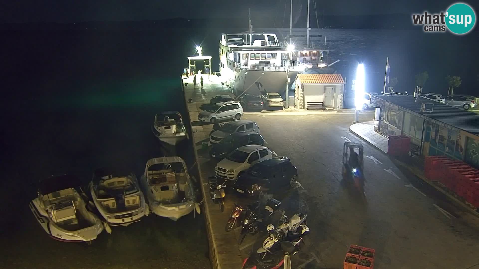 Spletna kamera Bol – Center mesta in marina v živo