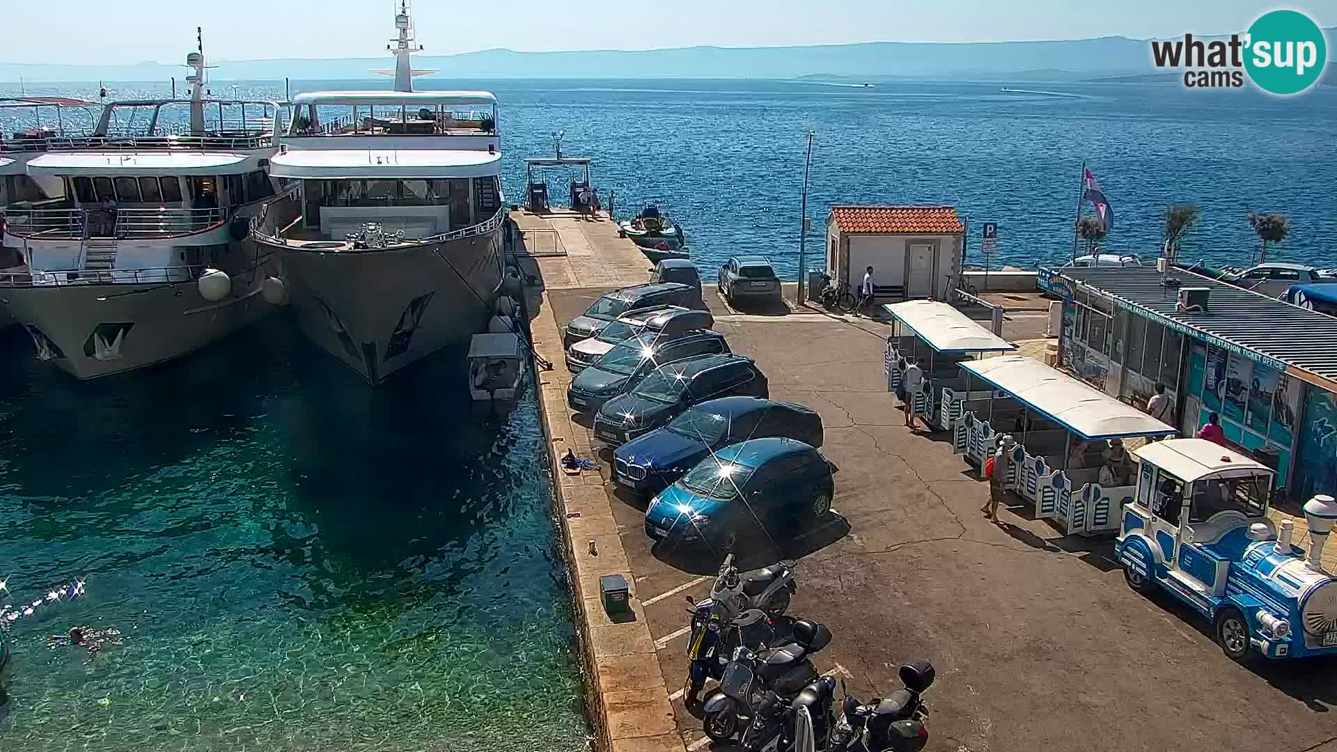Web kamera Bol – Centar mjesta i marina | Pogled uživo