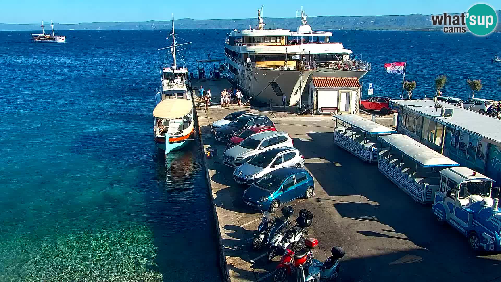 Spletna kamera Bol – Center mesta in marina v živo