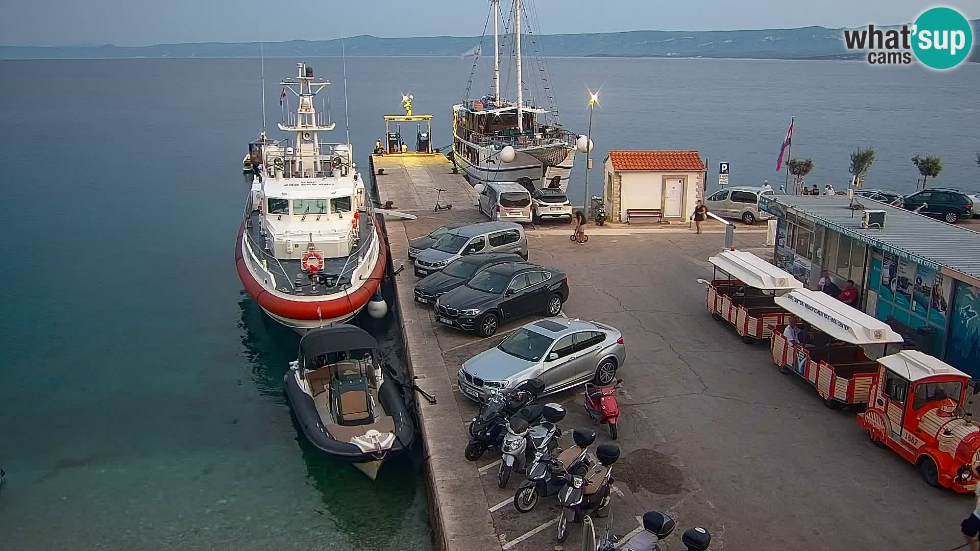 Web kamera Bol – Centar mjesta i marina | Pogled uživo