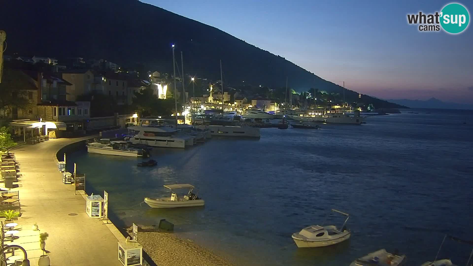 Spletna kamera Bol – Center mesta in marina v živo