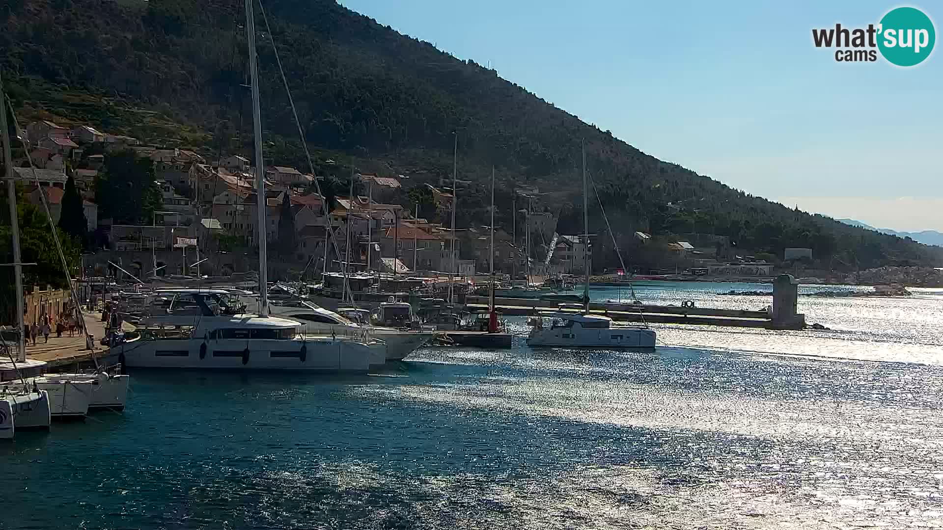 Webcam Bol Centro e Marina – Vista live dal porto di Bol