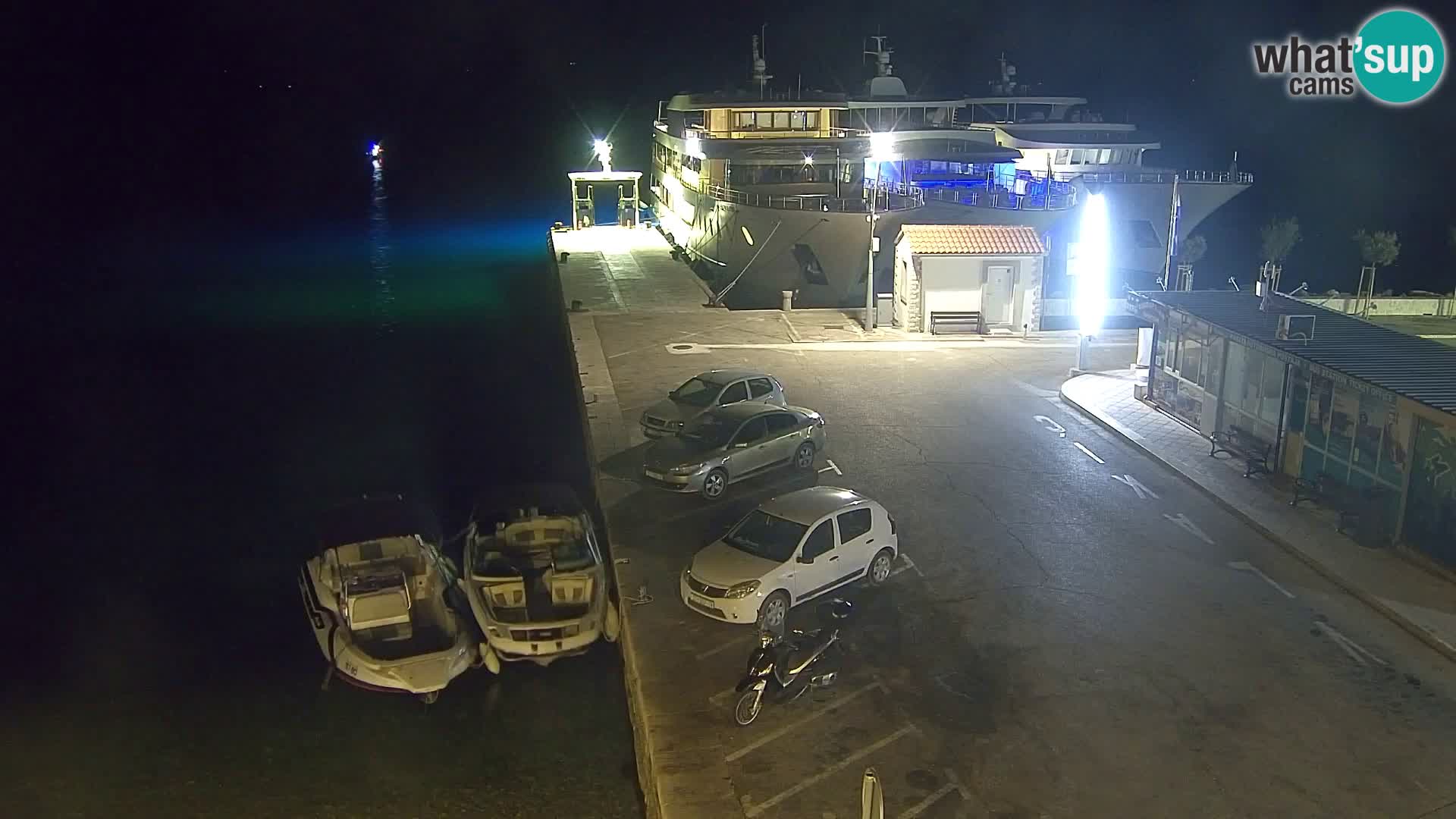 Spletna kamera Bol – Center mesta in marina v živo