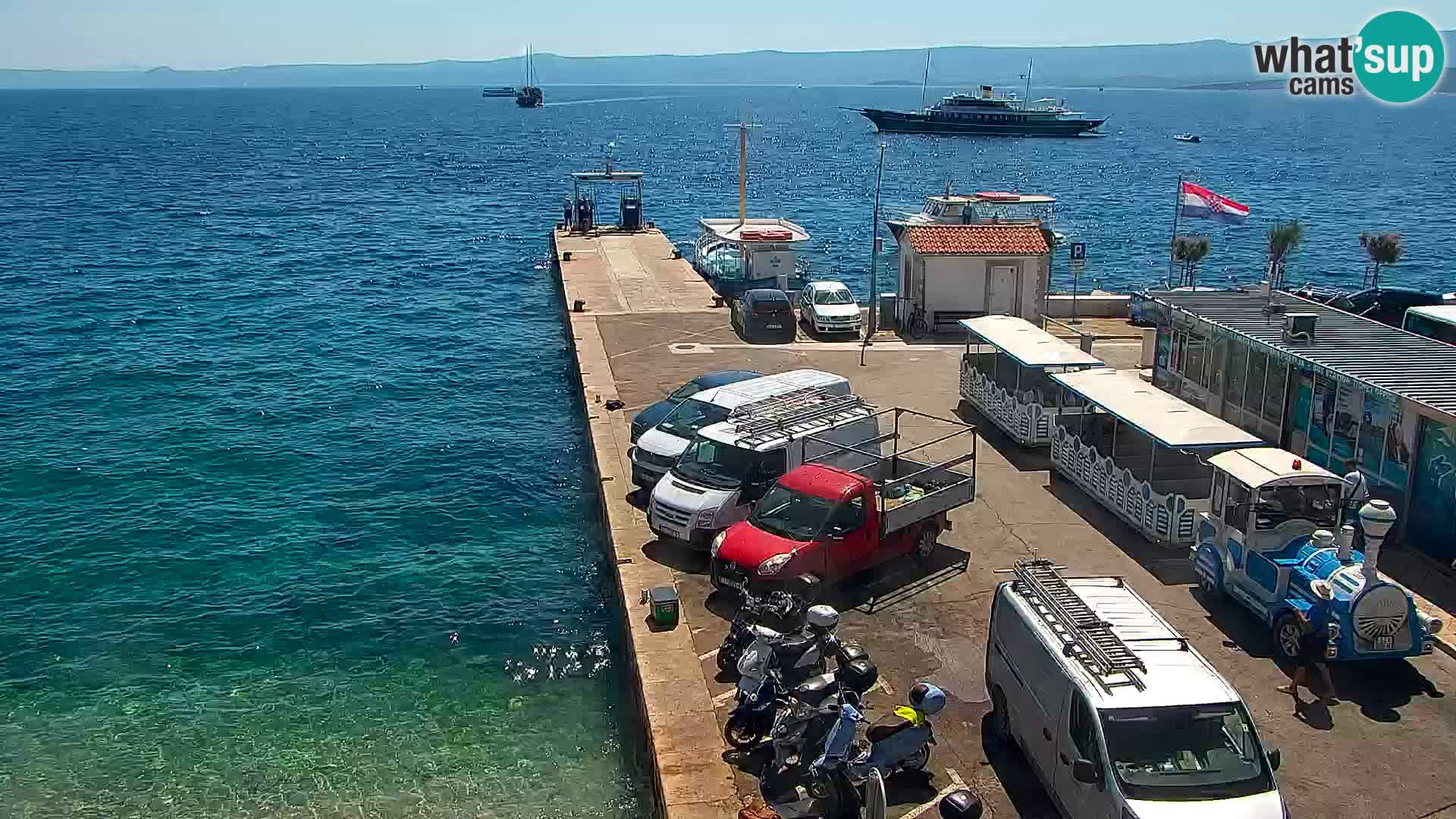 Web kamera Bol – Centar mjesta i marina | Pogled uživo