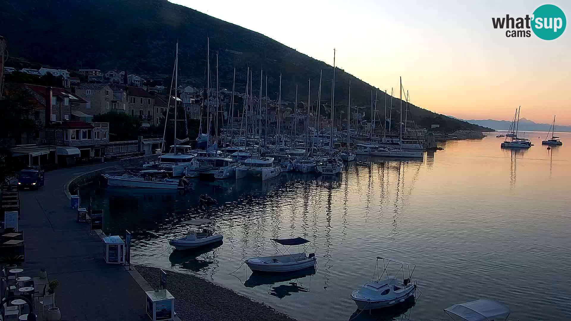 Spletna kamera Bol – Center mesta in marina v živo
