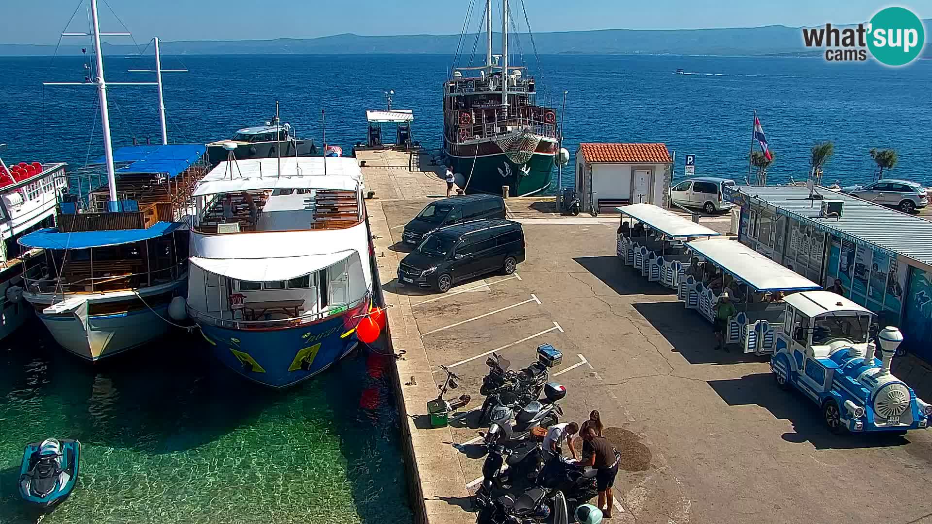 Web kamera Bol – Centar mjesta i marina | Pogled uživo