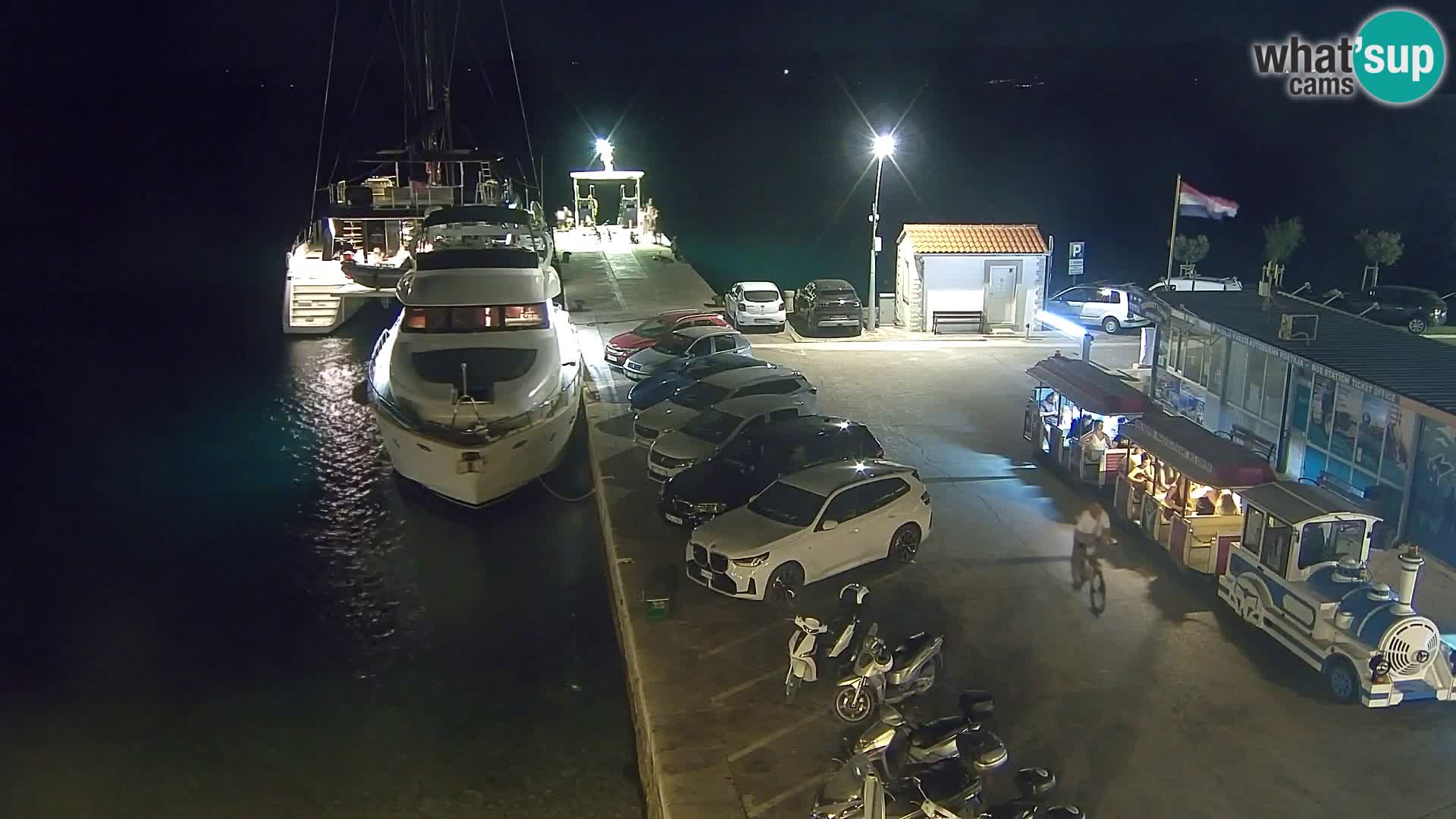 Spletna kamera Bol – Center mesta in marina v živo
